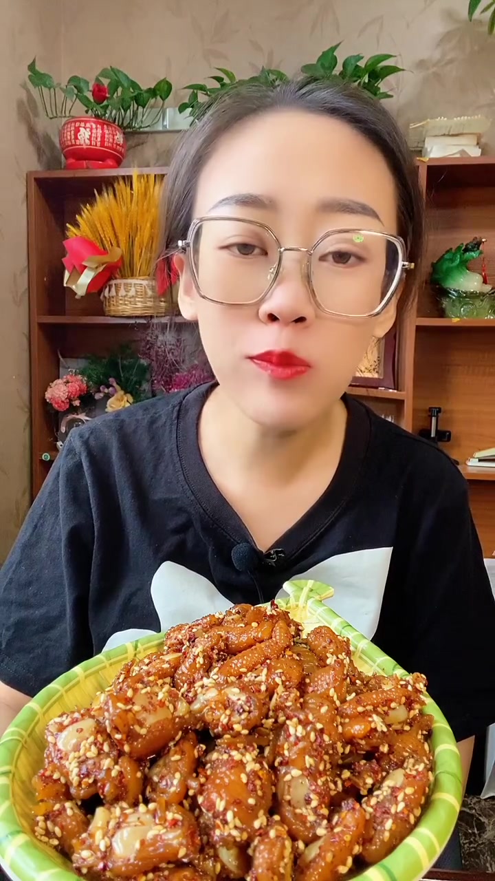 烧烤店的鸡脚筋吃过嘛？又贵又不好吃！来试试我家这款！好吃又实惠！