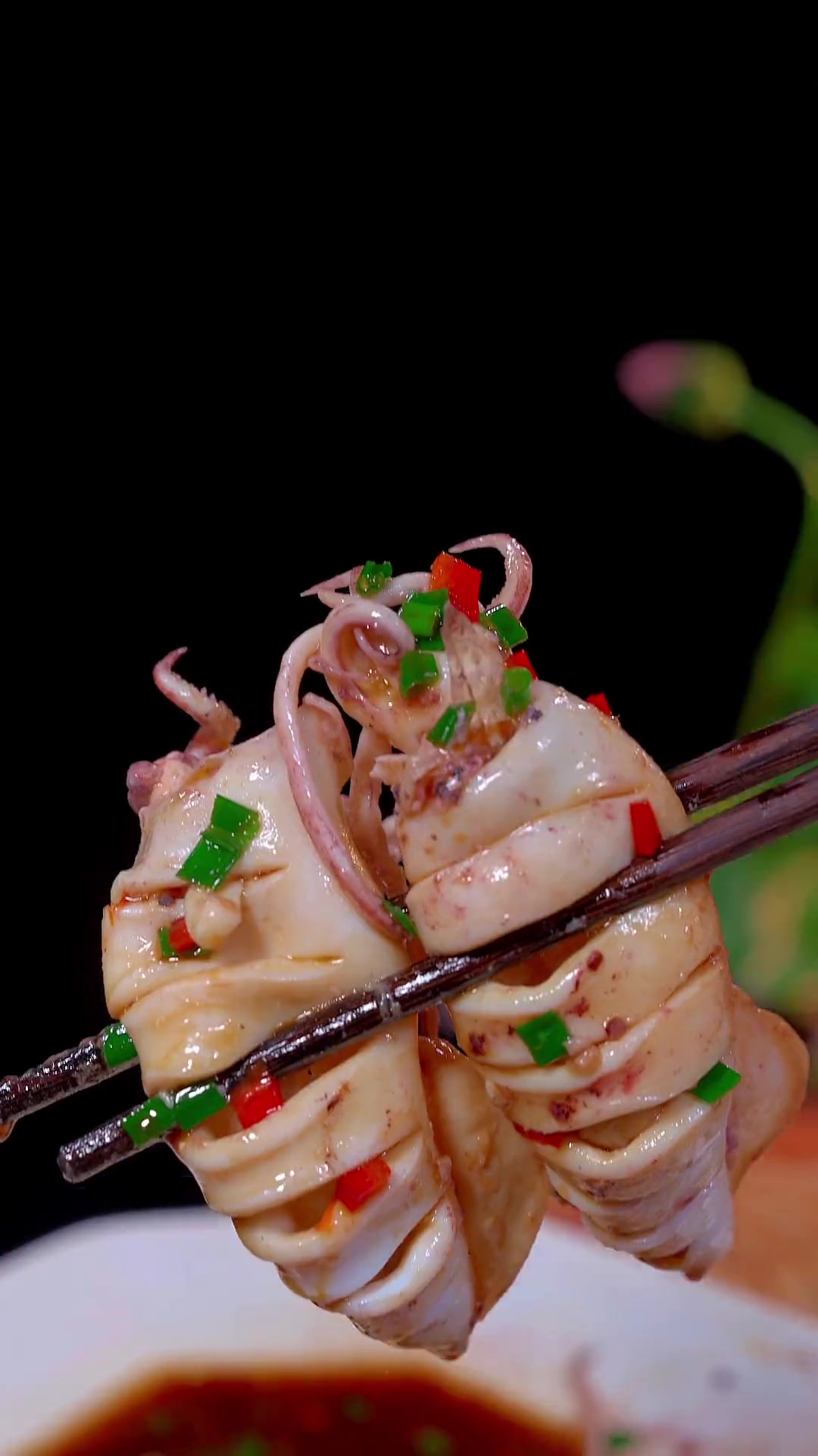 白灼鱿鱼仔，还是喜欢原汁原味好吃，入口Q弹，家里有客来一道又上档~