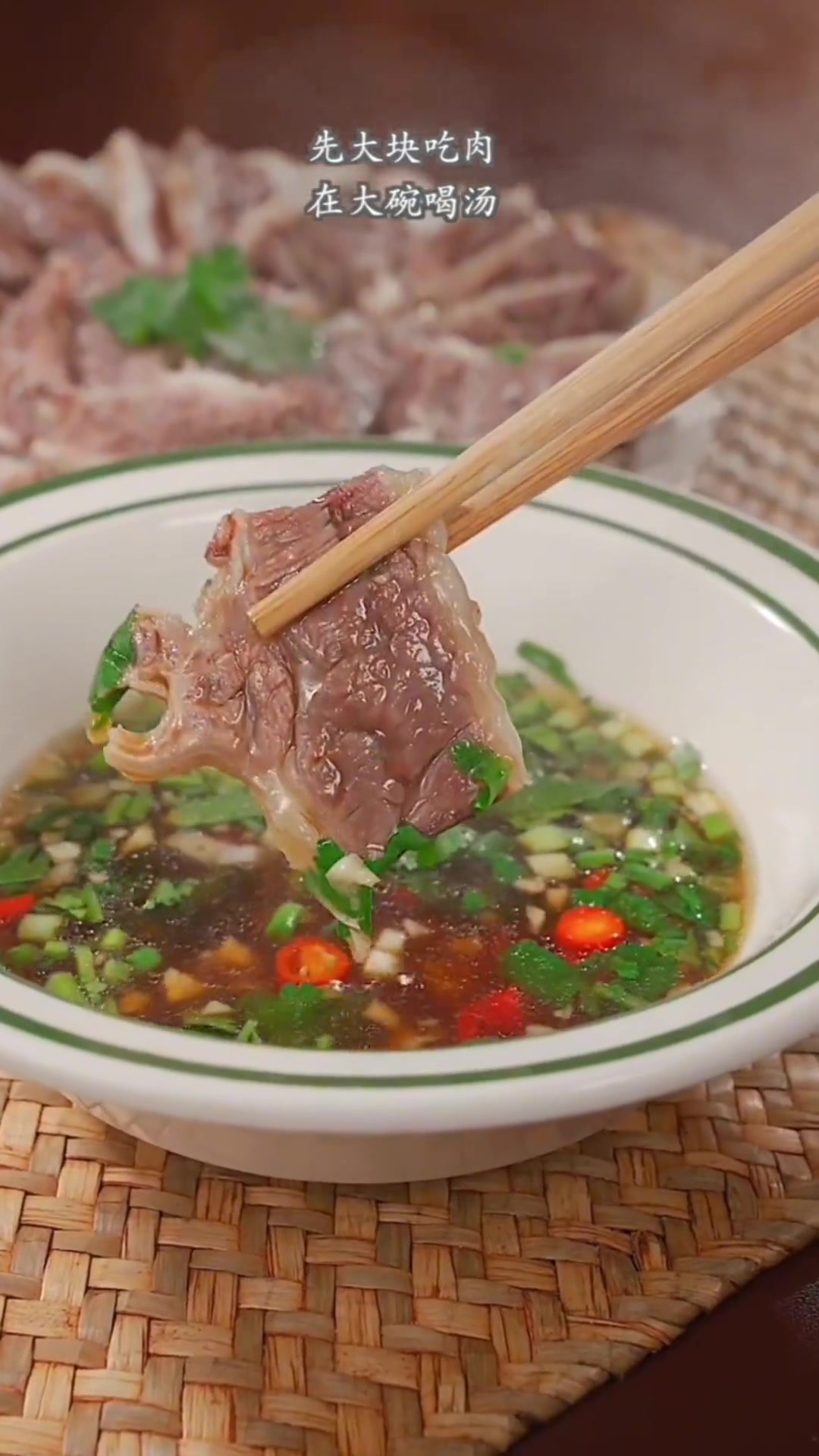 红烧牛肉吃腻了，就像我这样做一个清炖牛肉大块吃肉，大块喝汤