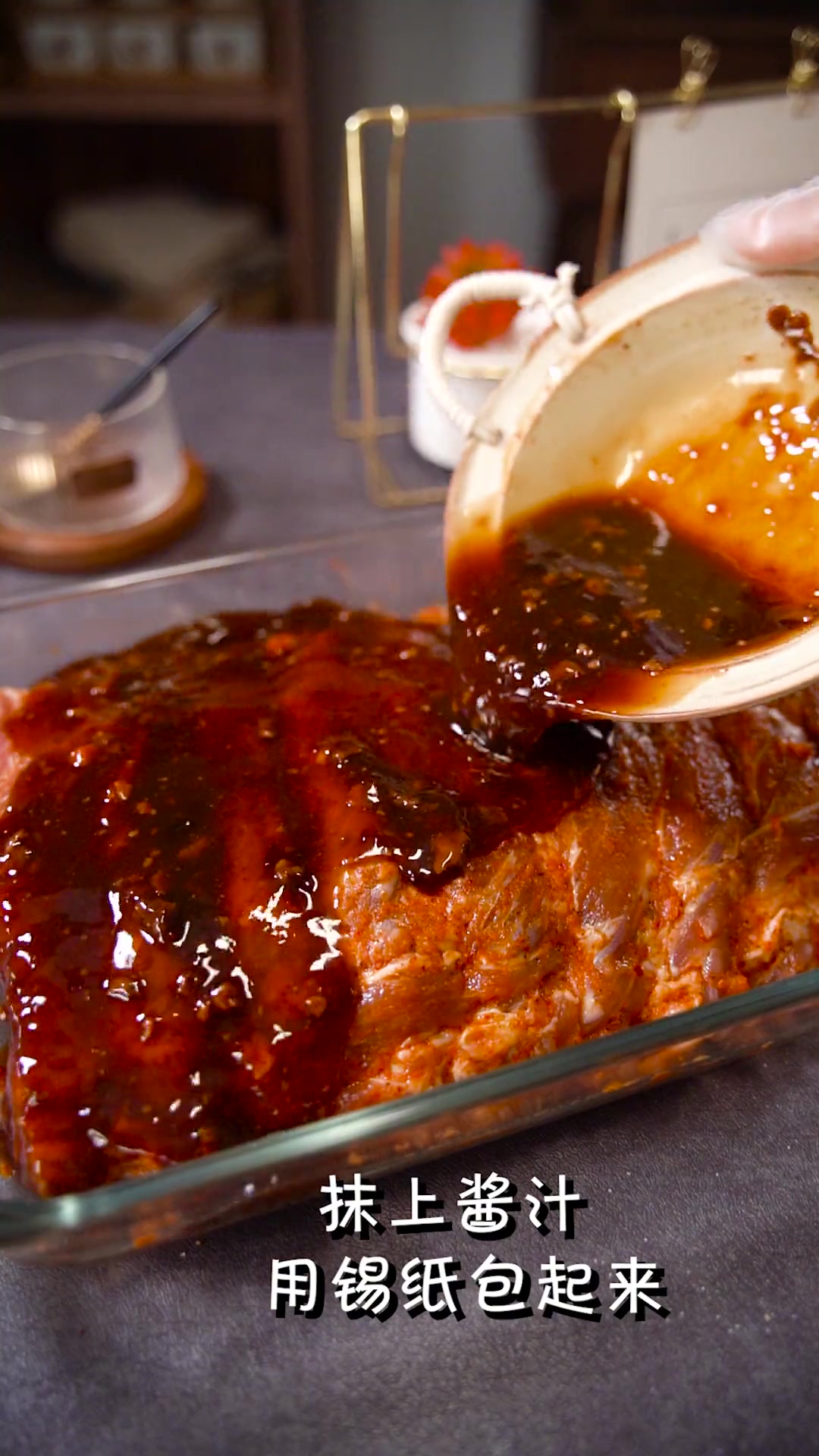 自己在家竟然做出了这么香嫩多汁的烤排骨!快去试试吧～