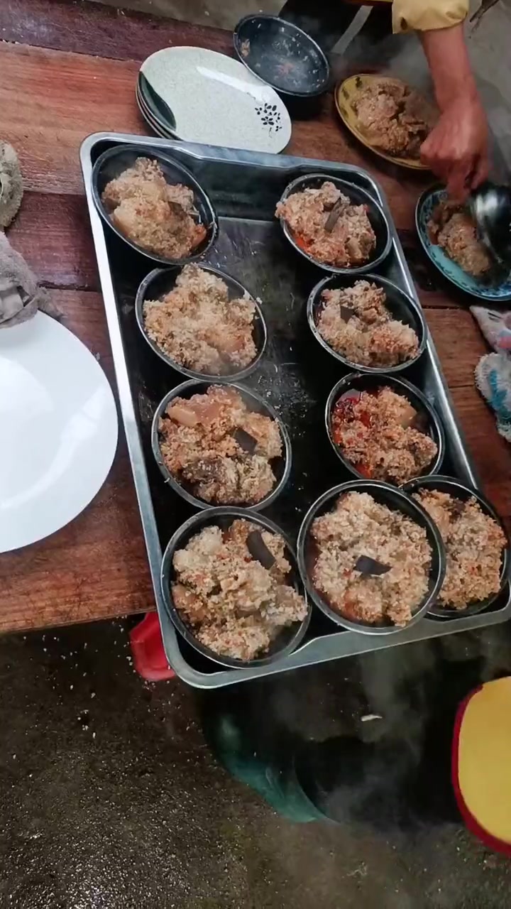 今天应邀来到联丰村，做的是寿宴，四个火锅十二个大菜