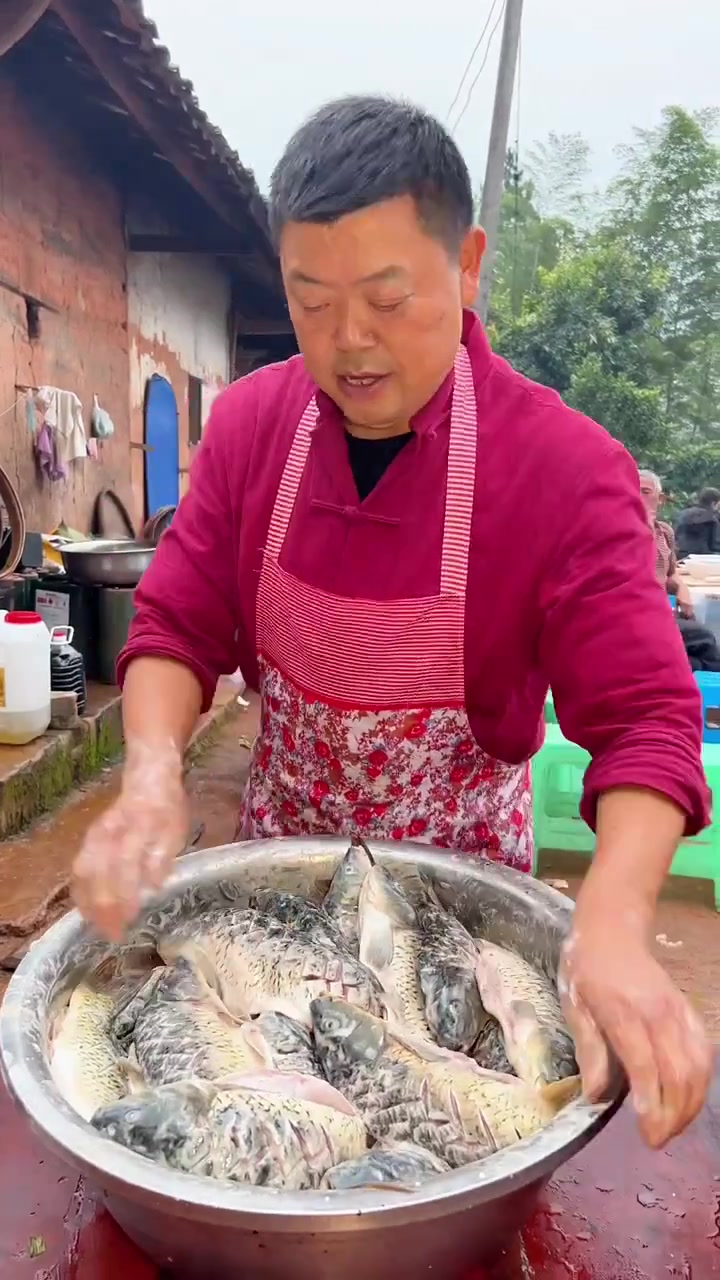 干烧全鱼,先炸后煮麻辣干香,你喜欢吗?