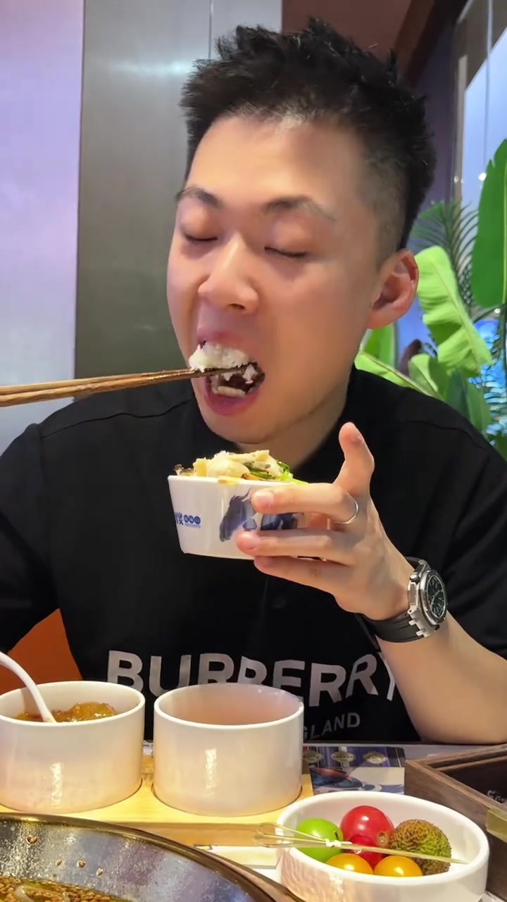 我老婆说吃鱼就来大河宴,而且就得吃鲟鱼!