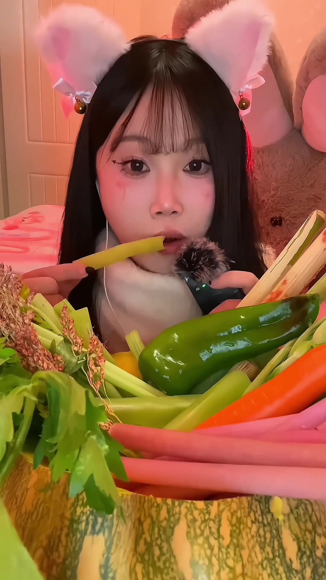 沉浸吃脆脆蔬菜，搭配怪谈剧情