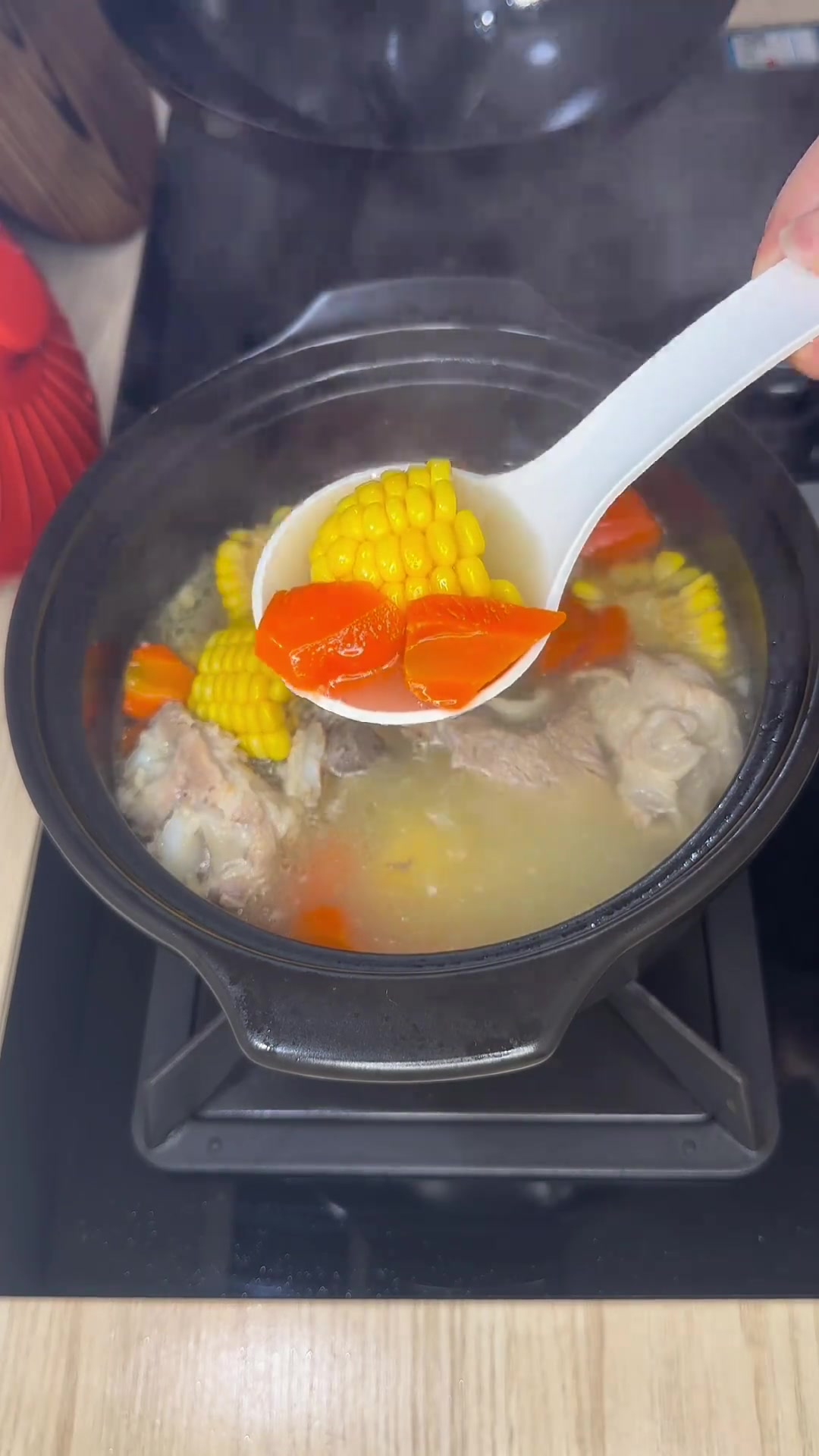 天冷来一锅腐竹牛肉煲吧,再炖上一锅玉米筒骨汤,热热呼呼的特别暖