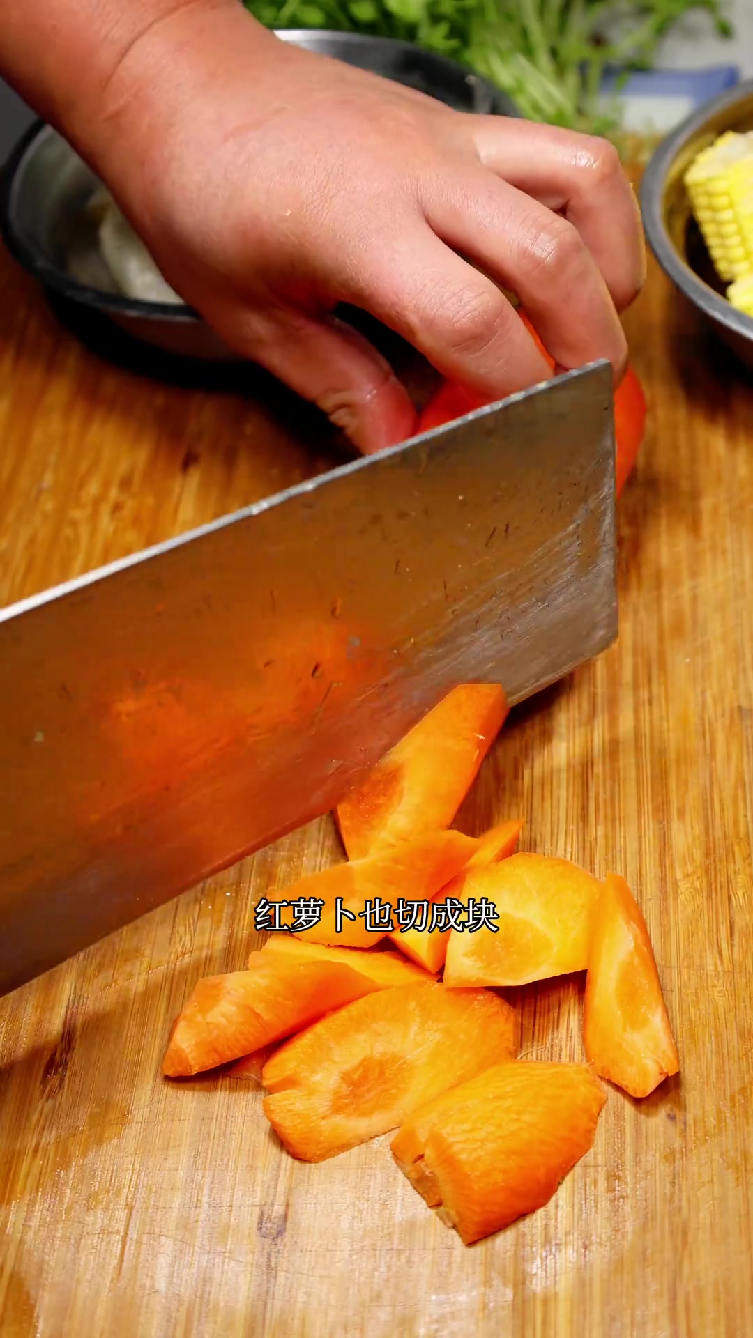 加班熬夜上火多喝烧骨山药玉米汤猪脊骨经过腌制烤出油脂和水分加入鲜玉米山药胡萝卜一起炖美味有