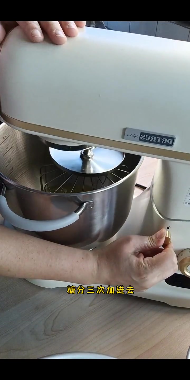 12寸戚风蛋糕配方：鸡蛋12个，纯牛奶140克，玉米油120克，糖125，低筋面粉160，