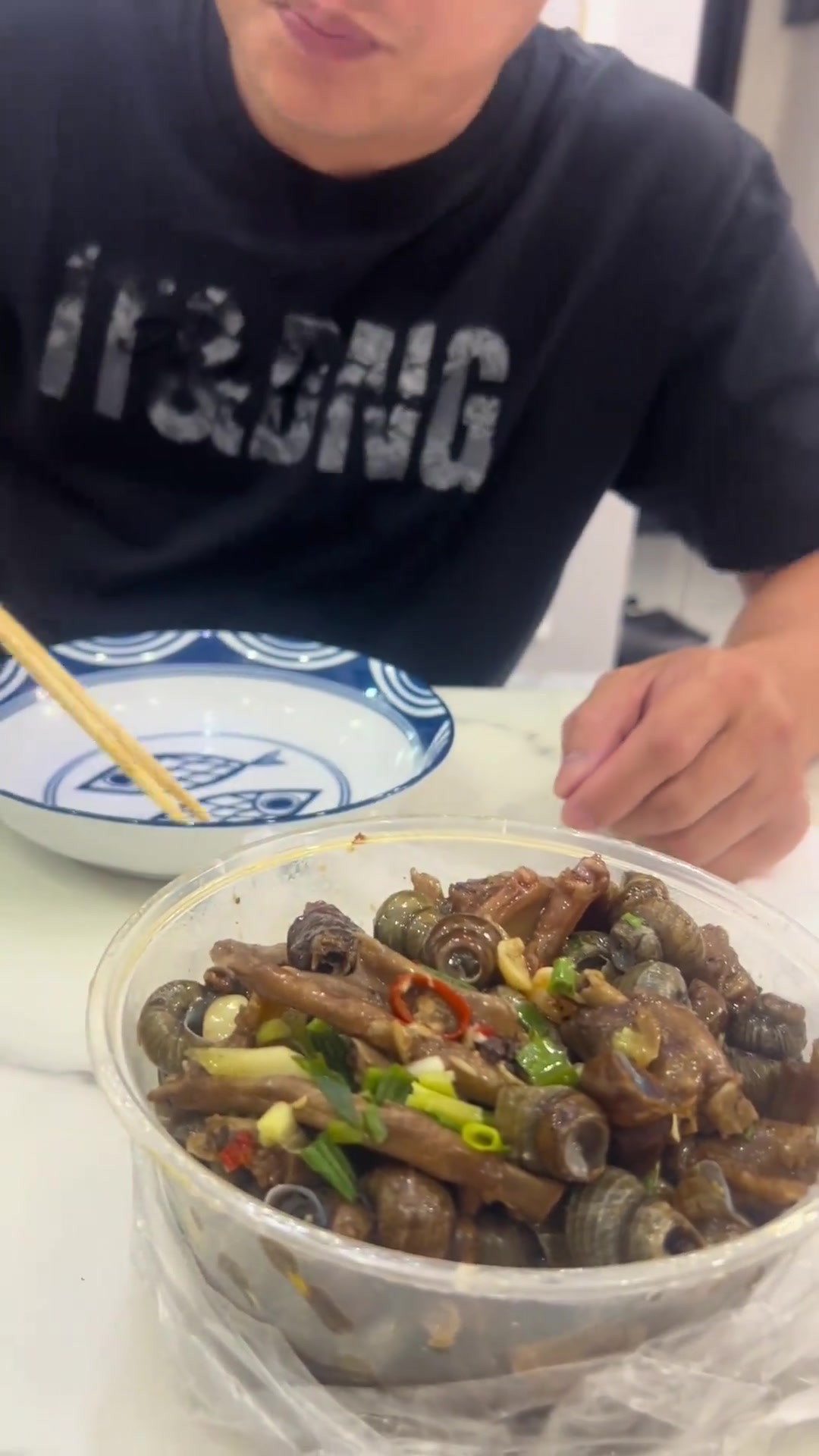 老表从玉林打包回来的夜宵螺丝鸭脚煲