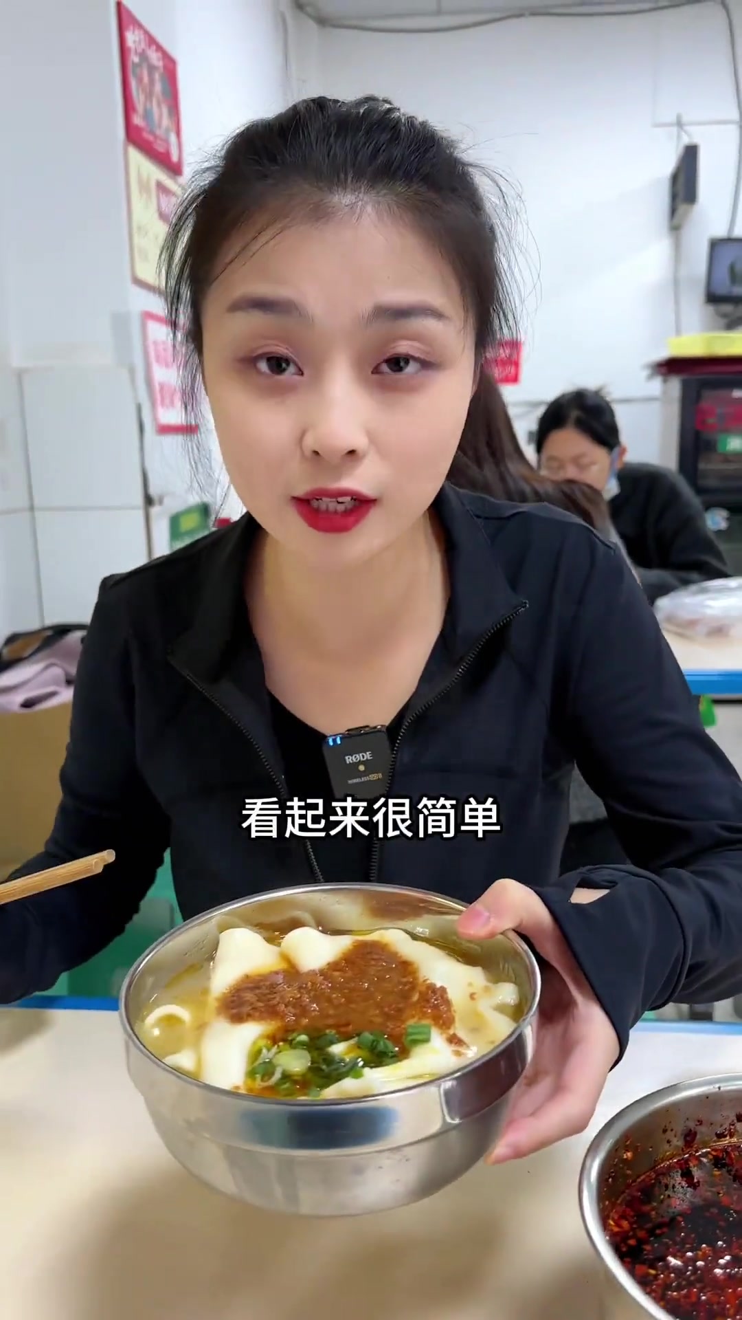 吃铺盖面，一碗面配杂酱鸡汤超赞！