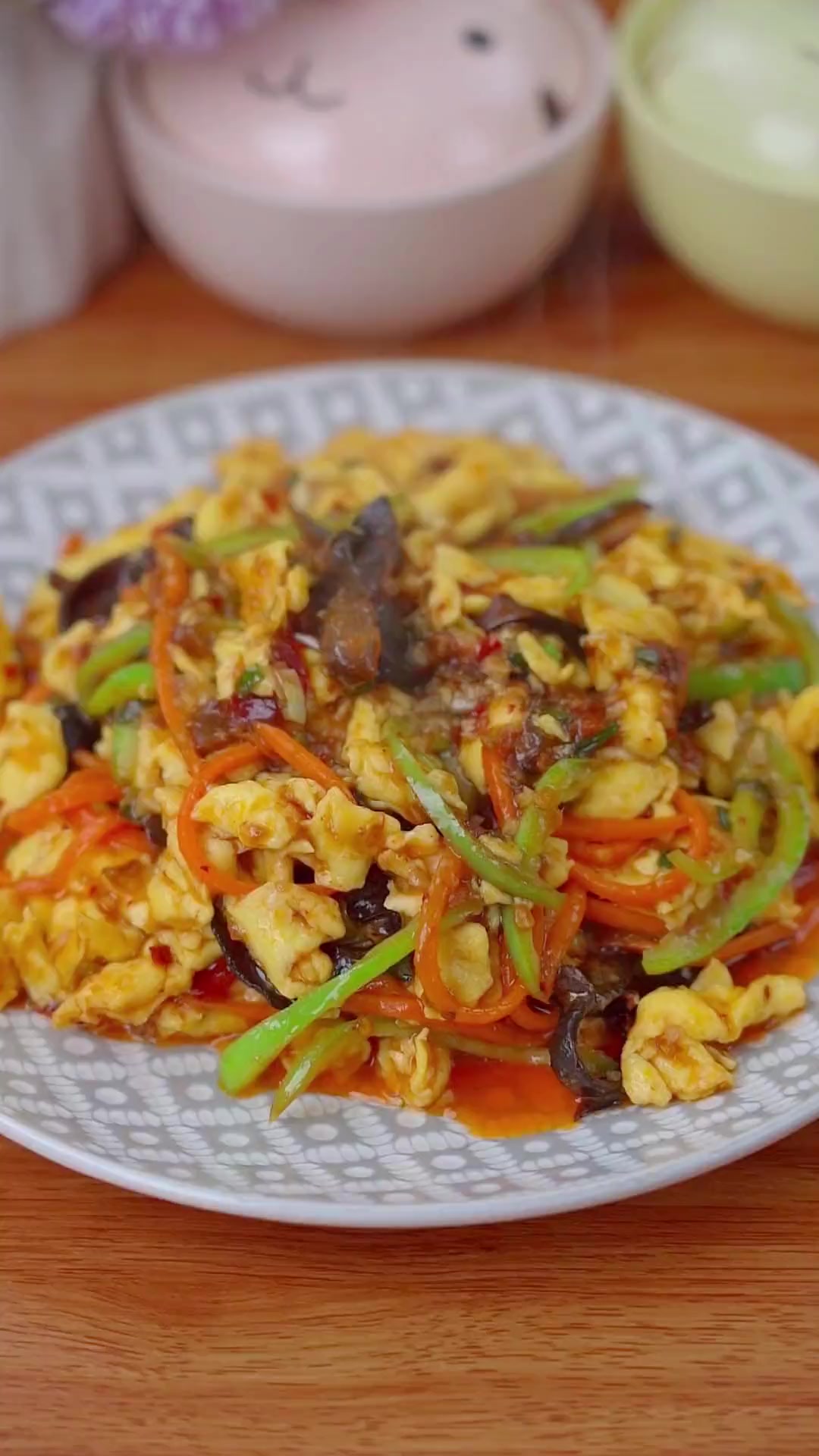 家里有鸡蛋的，可以试试这个鱼香鸡蛋盖饭，简单好吃又下饭