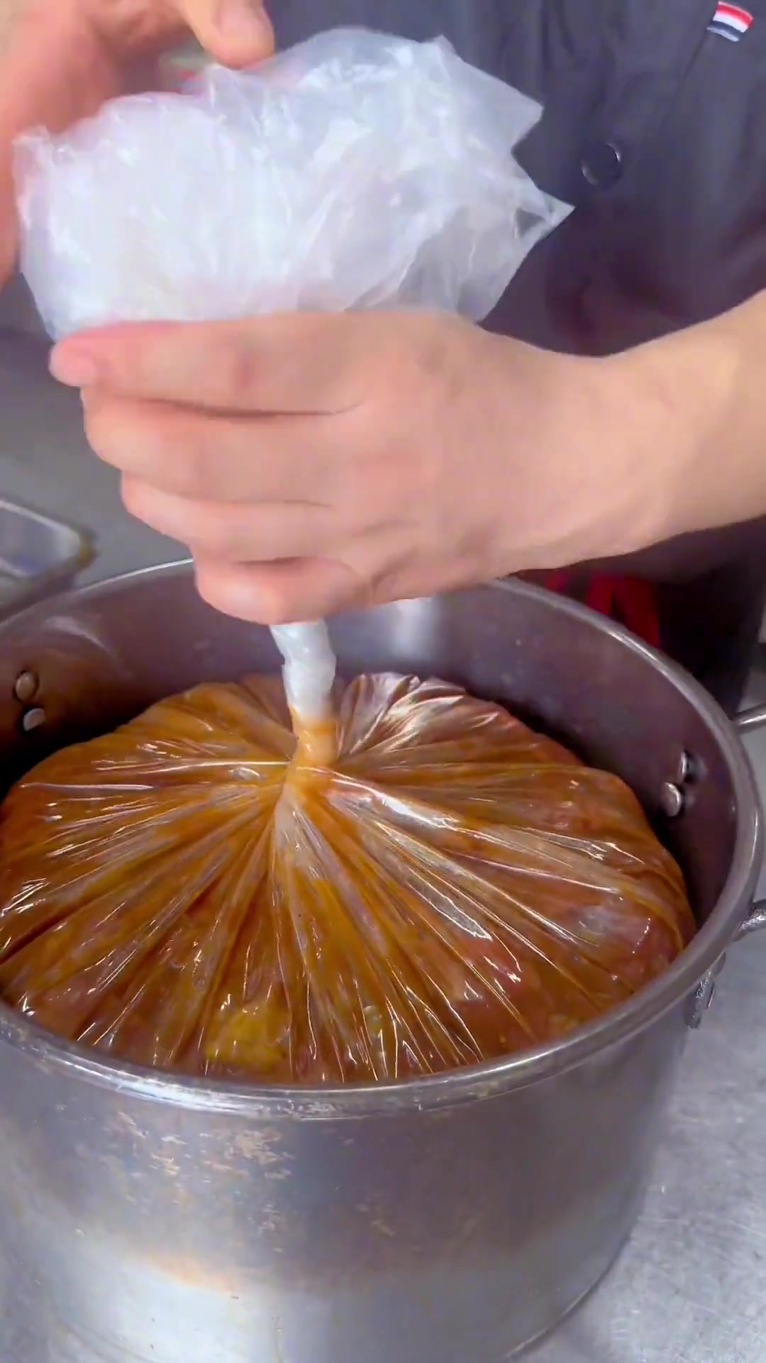 小车牛肉因窜街叫卖出名。制作工艺流程非常讲究