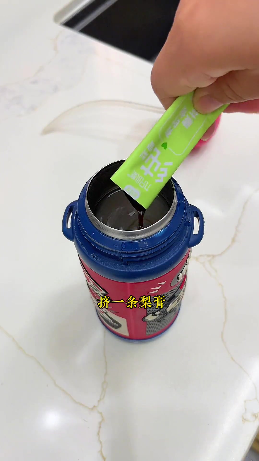 开学的第一天,也是小学生的第一天。中午做了话梅小排,番茄鱼丸汤,清炒茼蒿