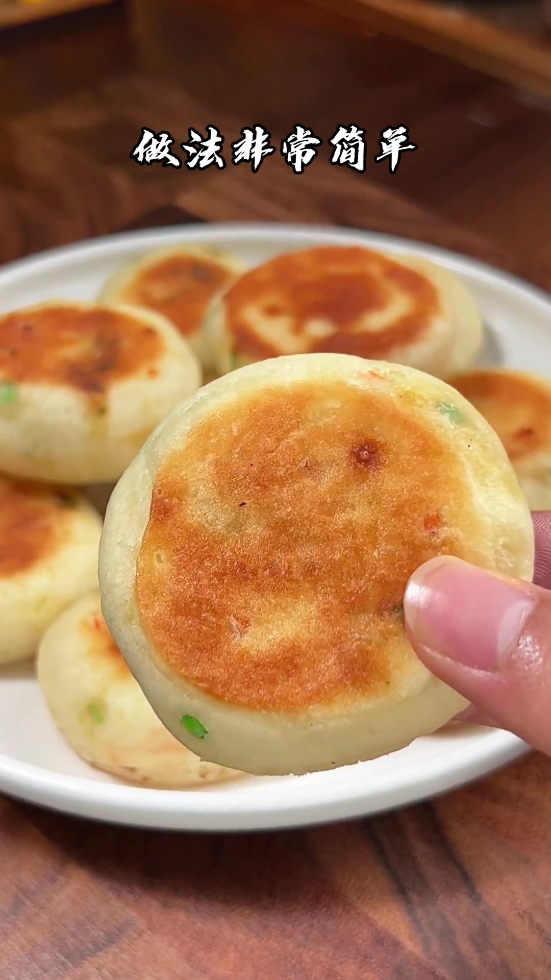 蓬松暄软的葱油鸡蛋饼,做法非常简单,还很有营养,老人小朋友都可以吃