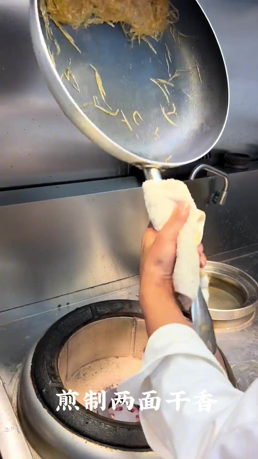 如何体现一名酒店师傅技术，看他如何操作这道金典粤菜《桂花炒鱼翅》