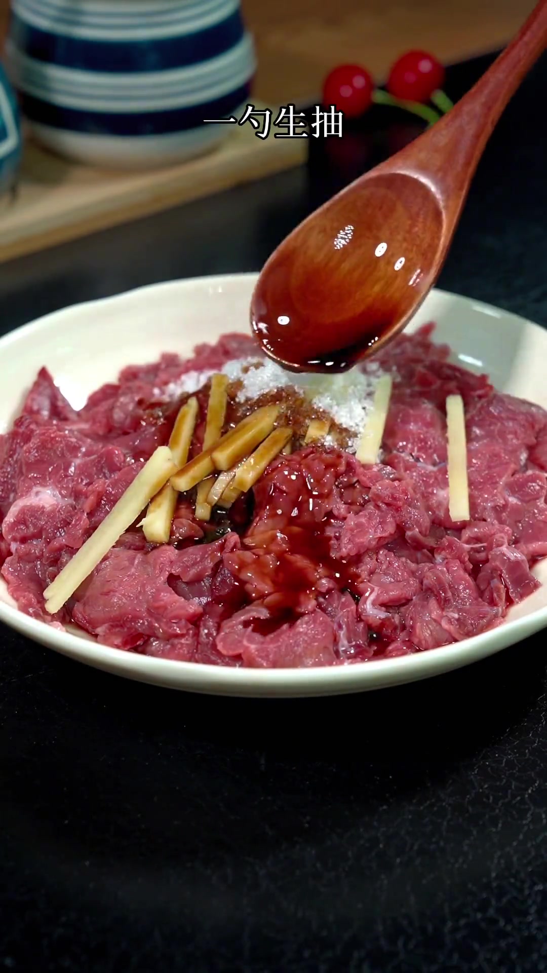 很多人在家做牛肉又老又柴，那就试下这个啫啫牛肉煲，鲜嫩滑口简单快捷