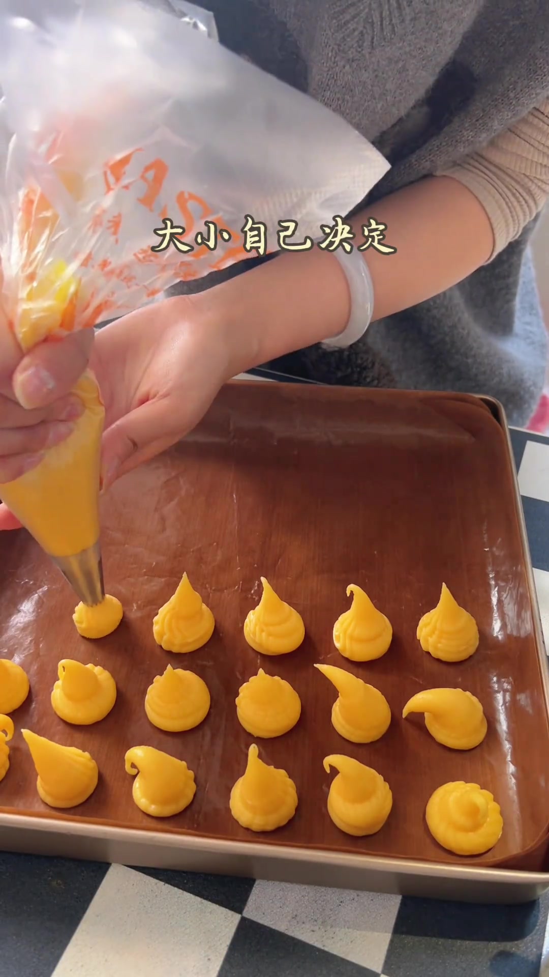 放学回来就能吃到妈妈做的,蓝莓味的奶油小泡芙,也是一种幸福吧～