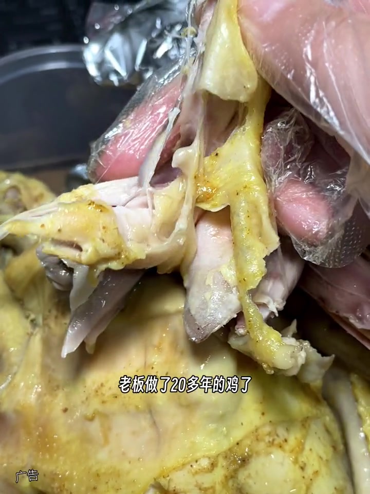 82年叫花鸡超香!五十多还送,用的都是三黄鸡