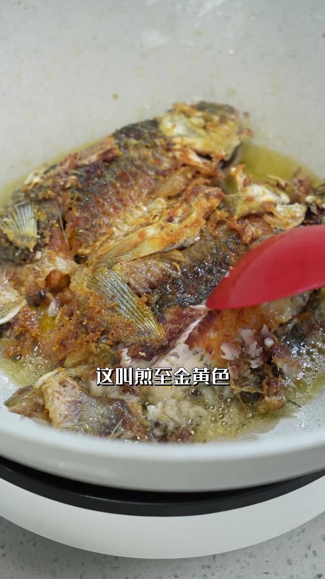 今天做的鲫鱼汤面。春天正是孩子长身体的时候，要注意营养均衡，饮食搭配！