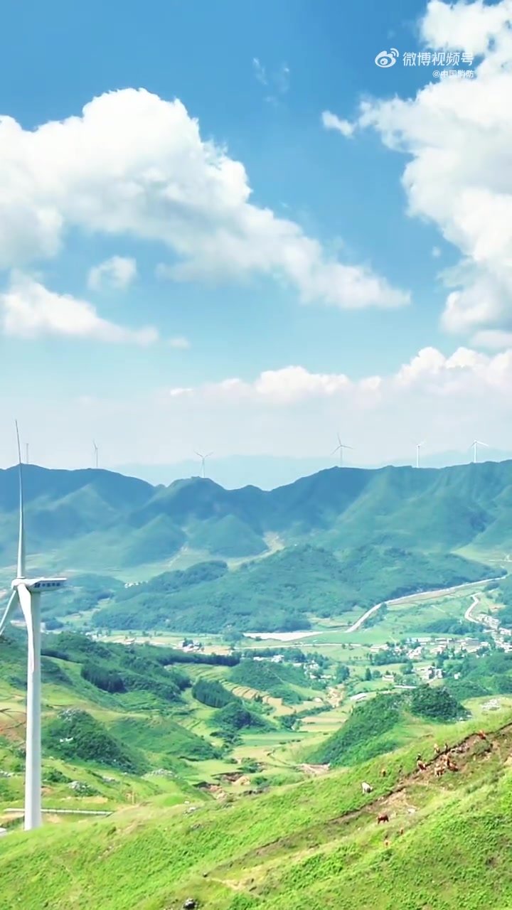 当“向云端”的旋律遇上贵州美景,赫章消防员正以绳索为笔,在韭菜坪的青山间划出救援弧线。贵州
