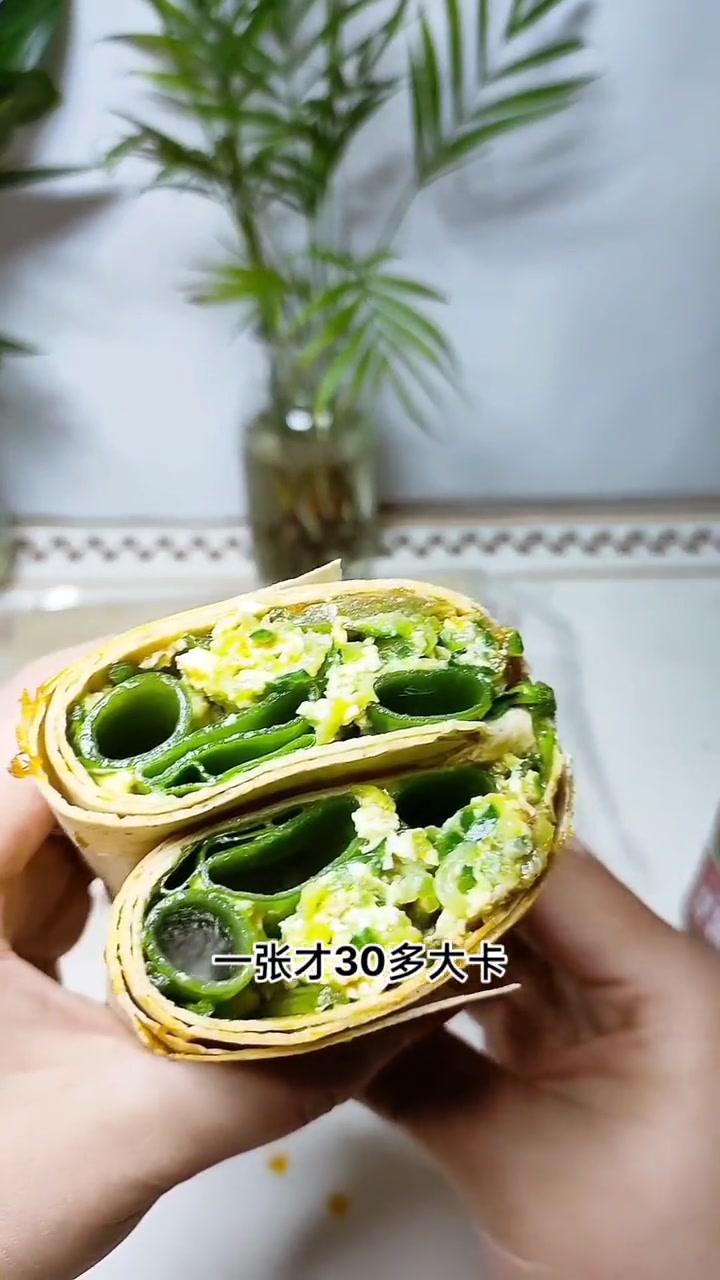 这个全麦大煎饼,全麦粉的粗粮,不用冷藏不用加热,卷根大葱就能吃,卷肉当然更美味!