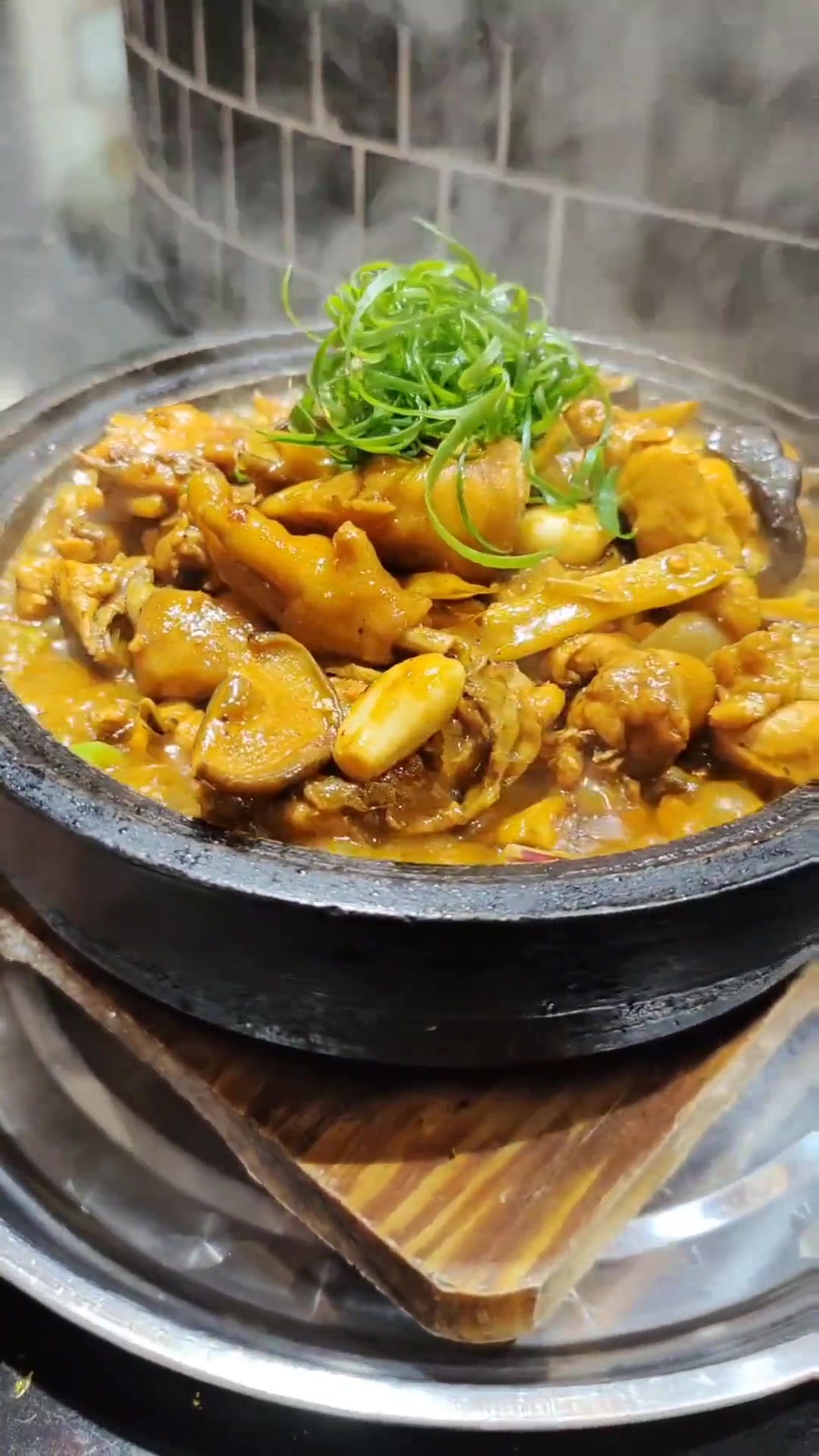 石锅鸡制作过程：三黄鸡2斤鲜香菇0.1斤姜蒜子鲜沙姜片适量热锅放少许油炒出香味放入鸡肉煸炒