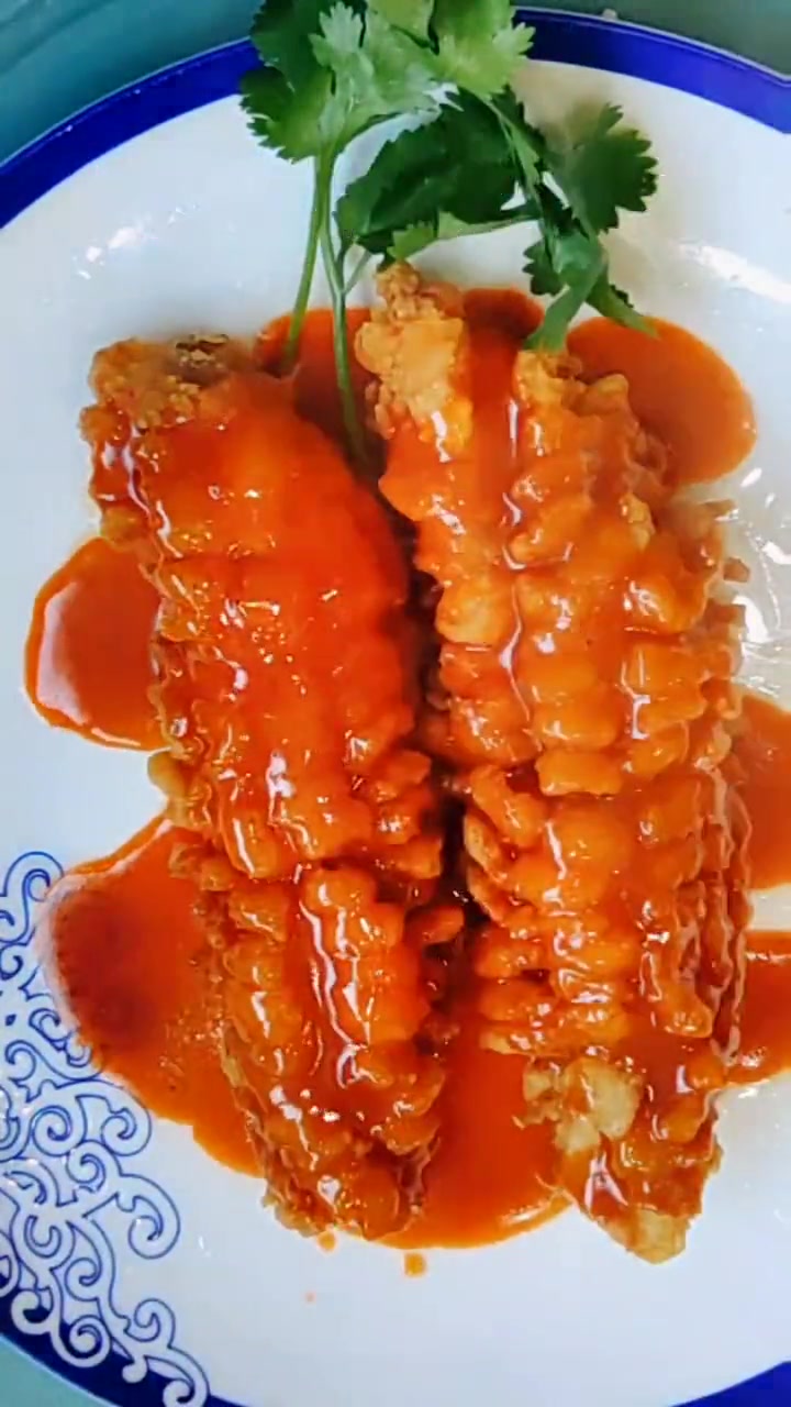 松鼠鳜鱼，又名松鼠桂鱼，为苏帮菜中色香味兼具的代表之作。相传乾隆皇帝下江南，微服至苏州松鹤