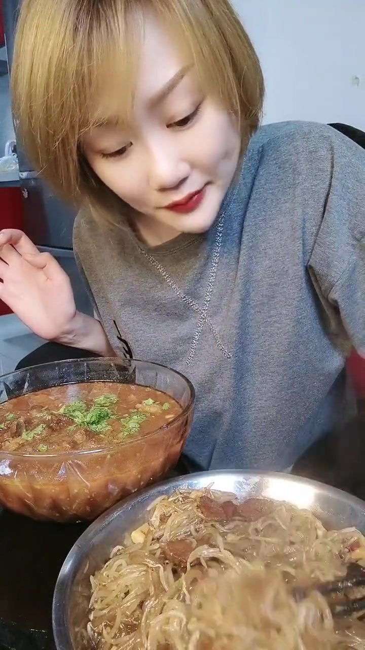 今日美食：炒粉、西红柿炖牛腩，汤汁翻滚超香！