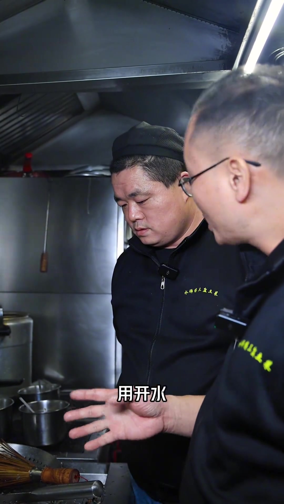 「水煮桂鱼仔」新鲜的桂鱼仔与香辣的青椒炖煮，汤鲜味美！搭配一碗白米饭，简直是人间美味！