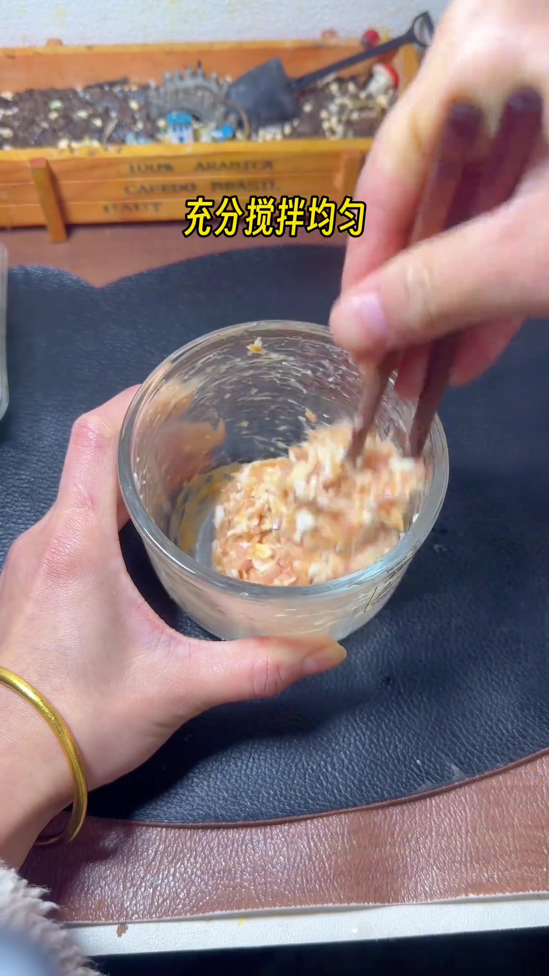 想要孩子不抗拒吃肉,肉肉就要做的软嫩不柴,这个毛豆蒸肉饼汤巨鲜没,肉肉很软嫩。毛豆汤也很鲜