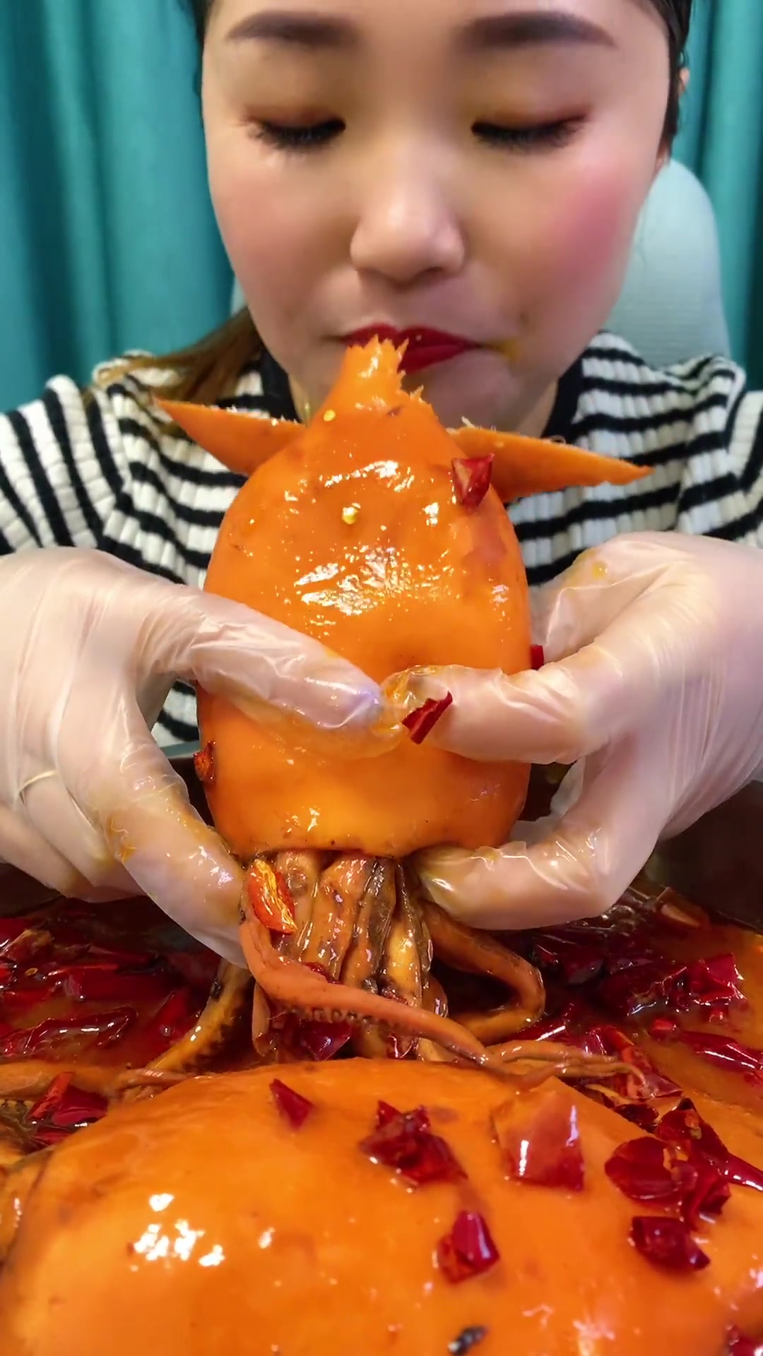 大鱿鱼软骨不能吃,直接扔掉!