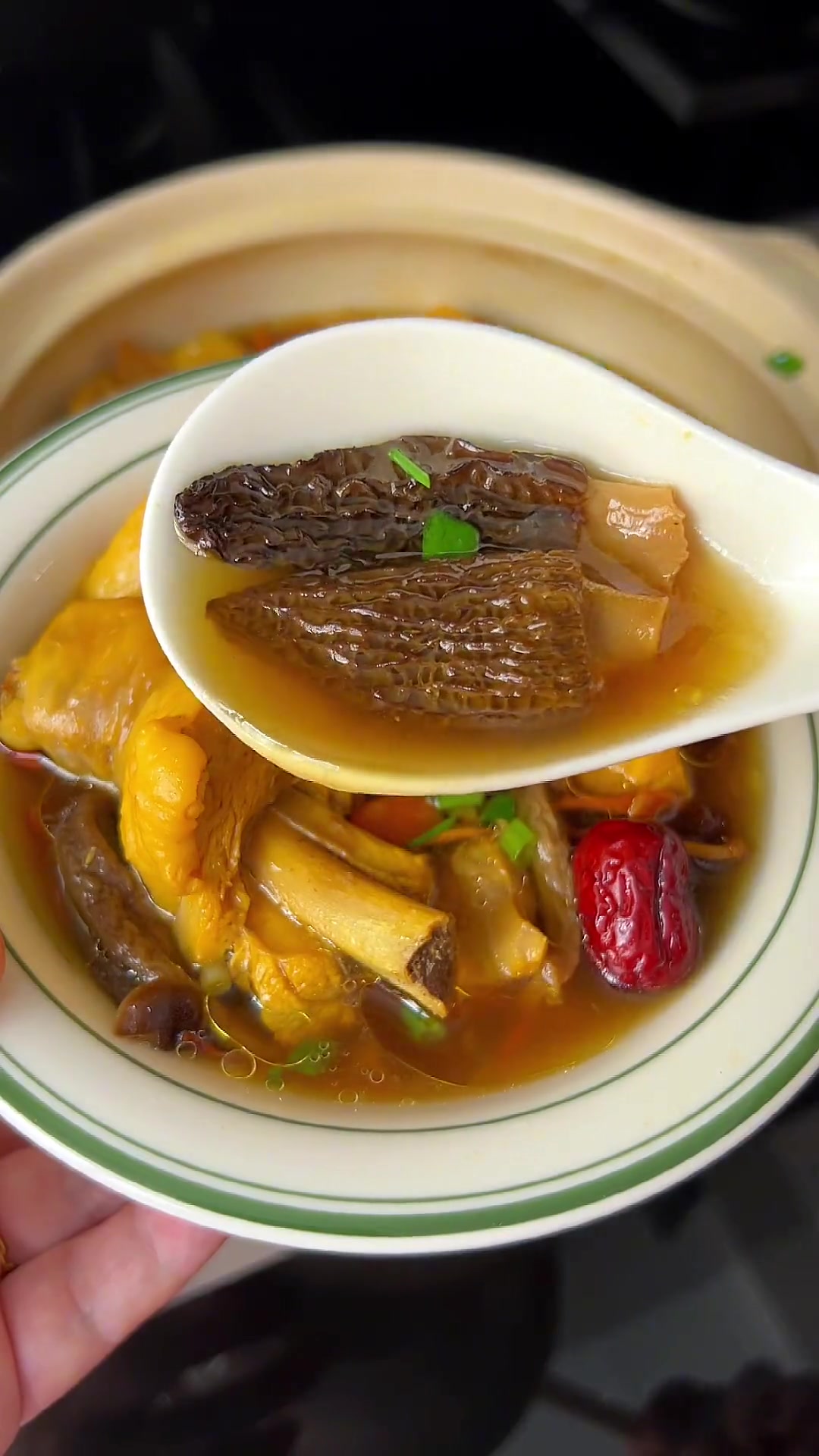 入秋天气燥,给家人安排鸡肉菌菇汤,滋补不腻