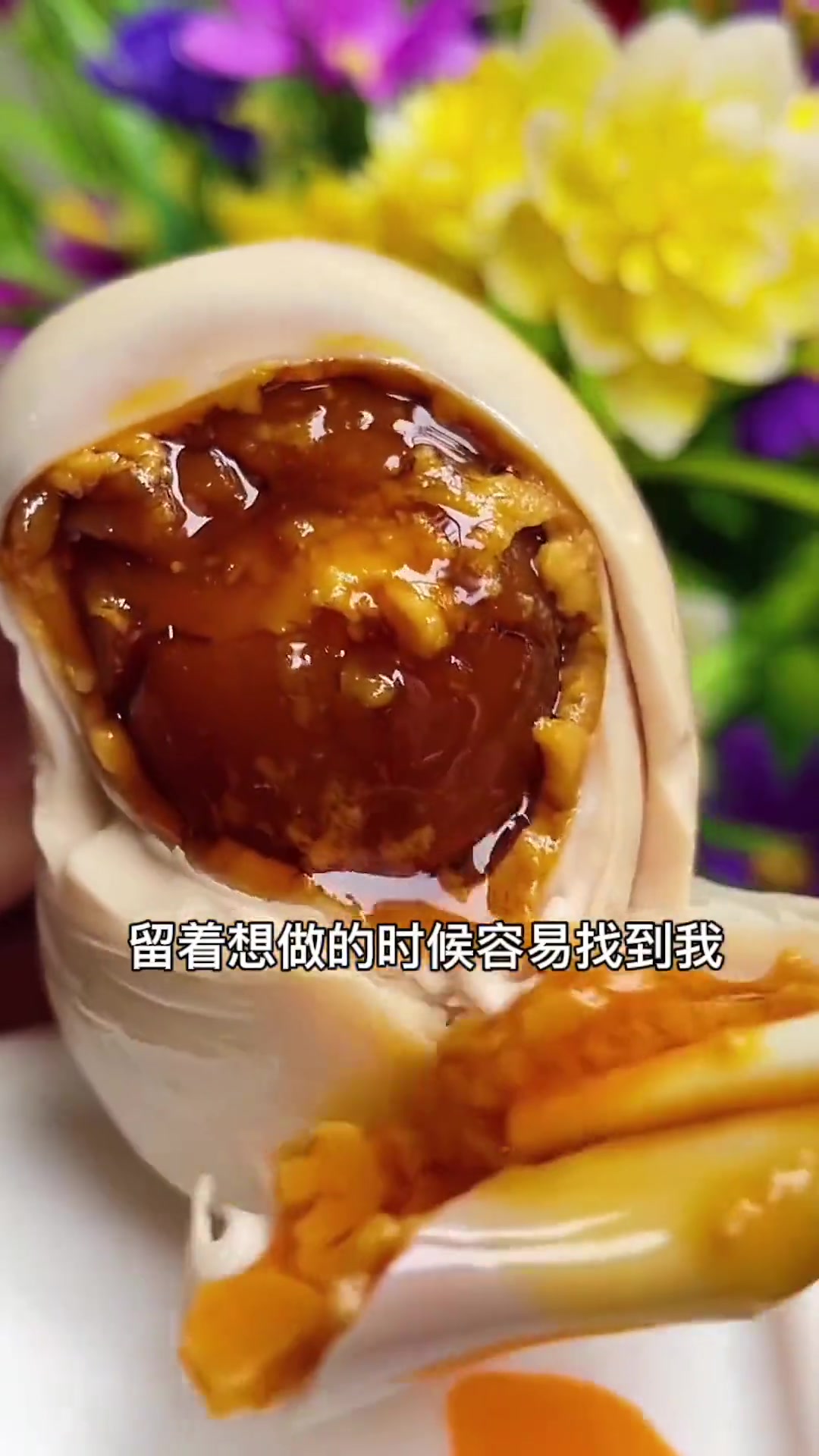 咸鸭蛋做法简单，个个翻沙流油，太好吃了，快试试！