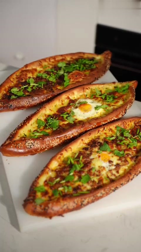 一口穿越到土耳其！在家复刻船型披萨Pide中东香料与地中海食材融合出奇妙的神秘风味，披萨爱