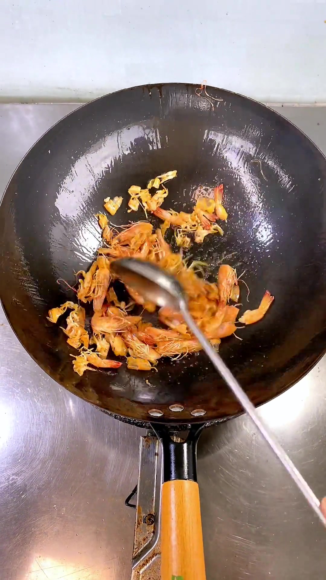 现在虾便宜了，买点做道虾丸紫菜汤，鲜甜可口