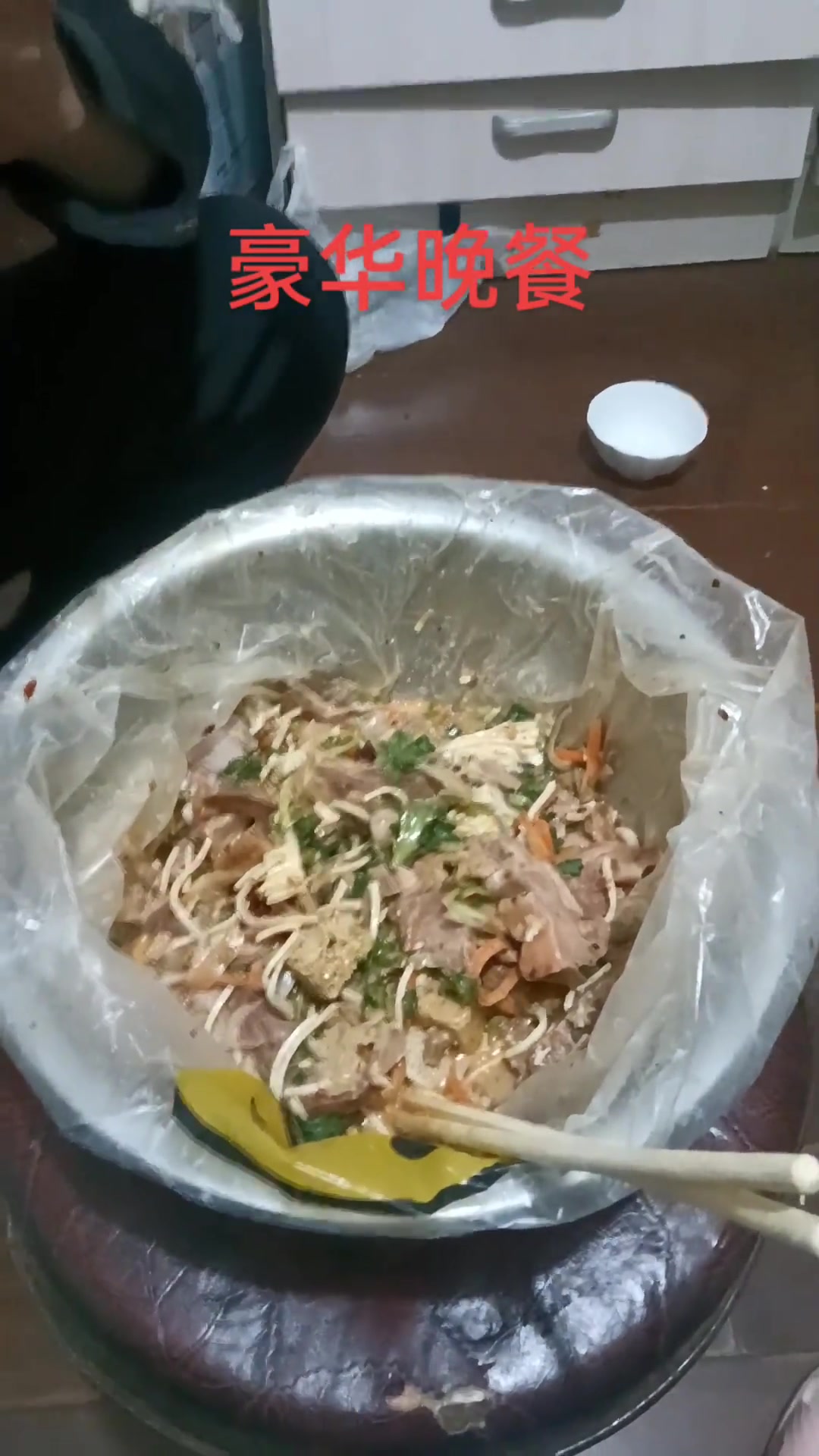 北京豪华晚餐,有凉菜还有老干妈,超赞!