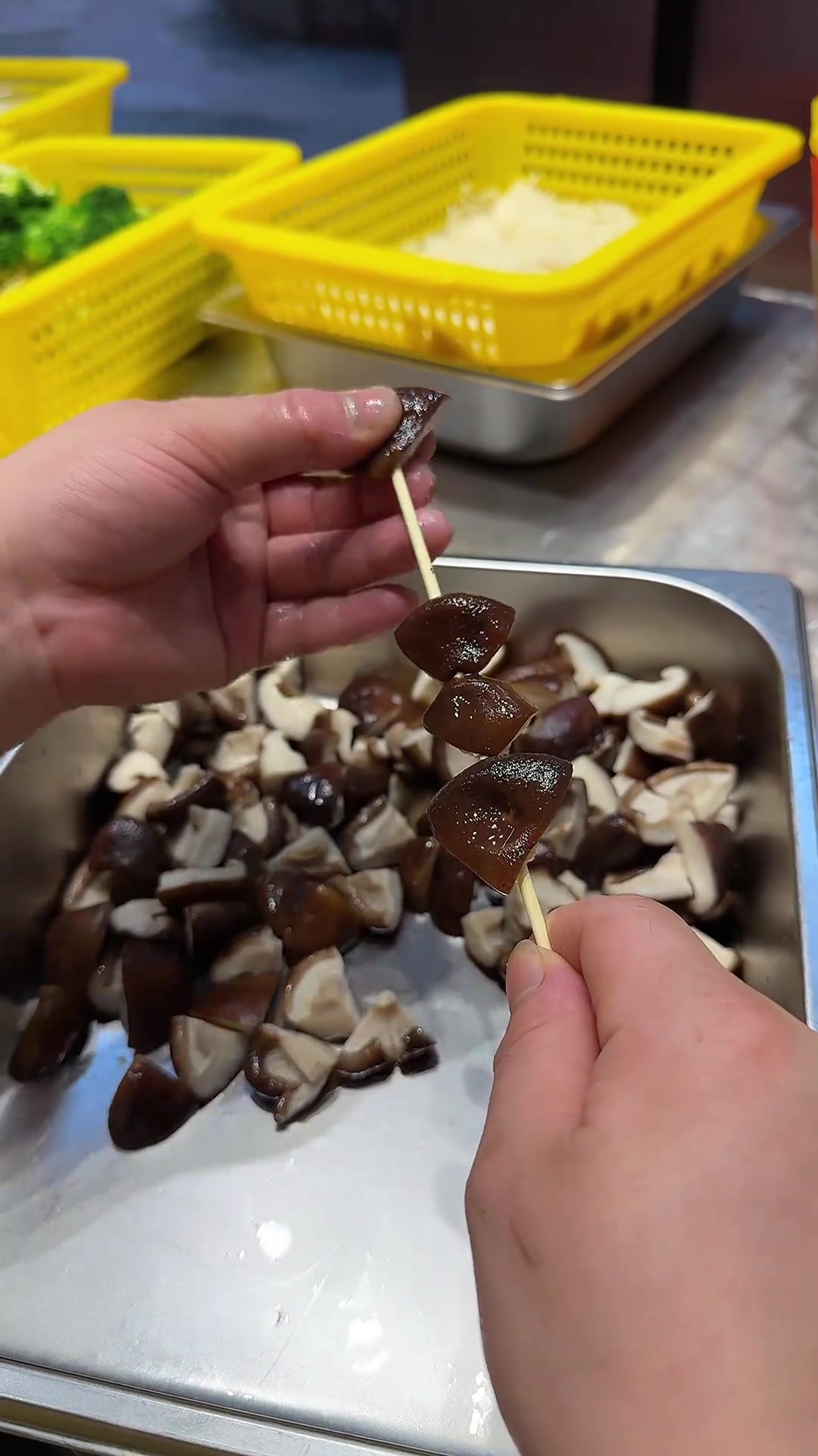 冷热串串里面的一部分素菜穿法分享给你