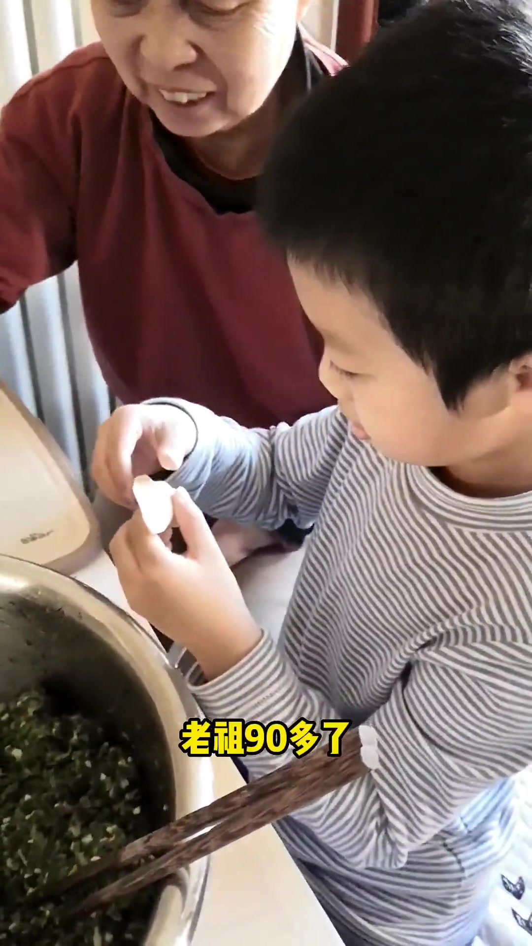 一家人都在吃饺子