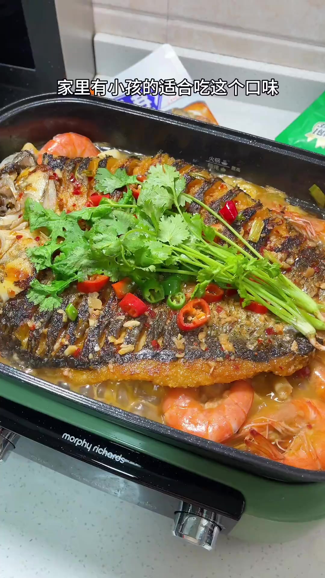 下雨天周末给家人做蒜香烤鱼,满满一锅超满足!