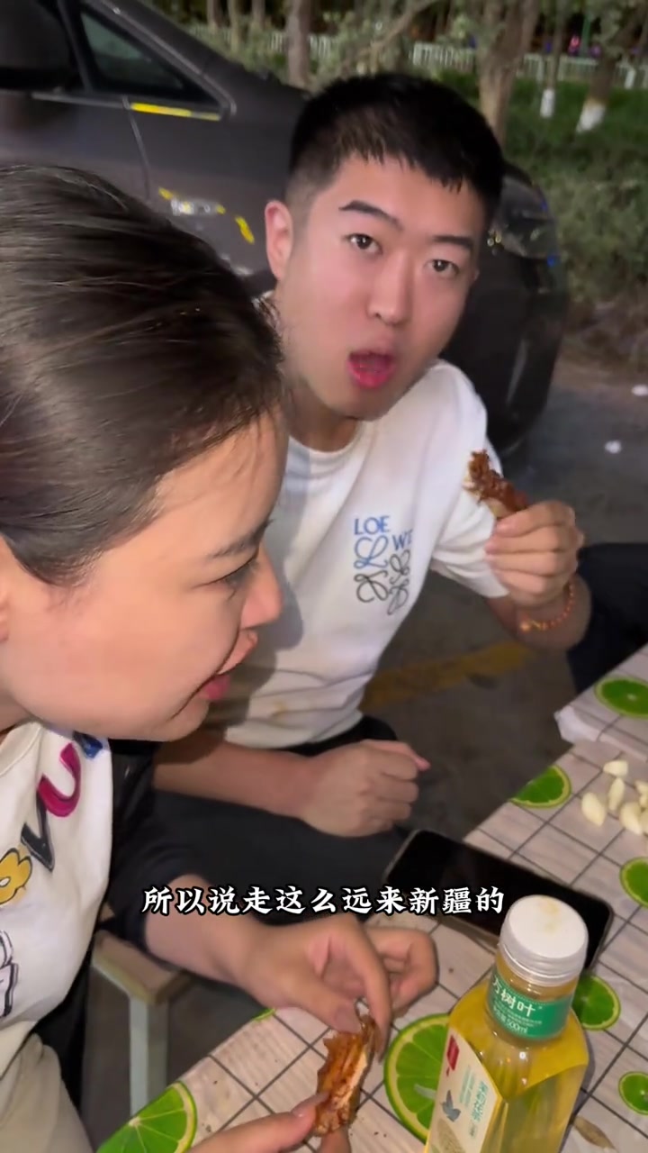 新疆大羊肉串，好吃，新疆小美女。好看！新疆人很热情