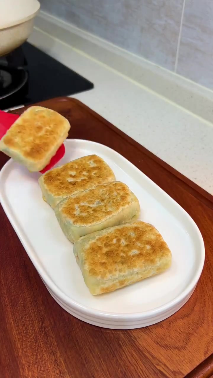 早起做外酥里嫩韭菜鸡蛋锅贴,孩子爱吃就是动力