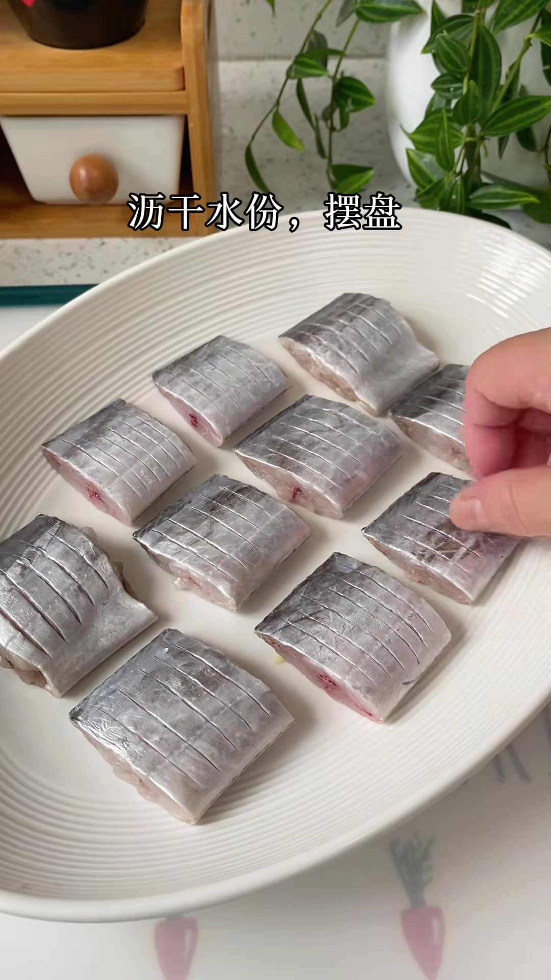 清蒸带鱼这样做，鲜嫩入味，做法简单又好吃