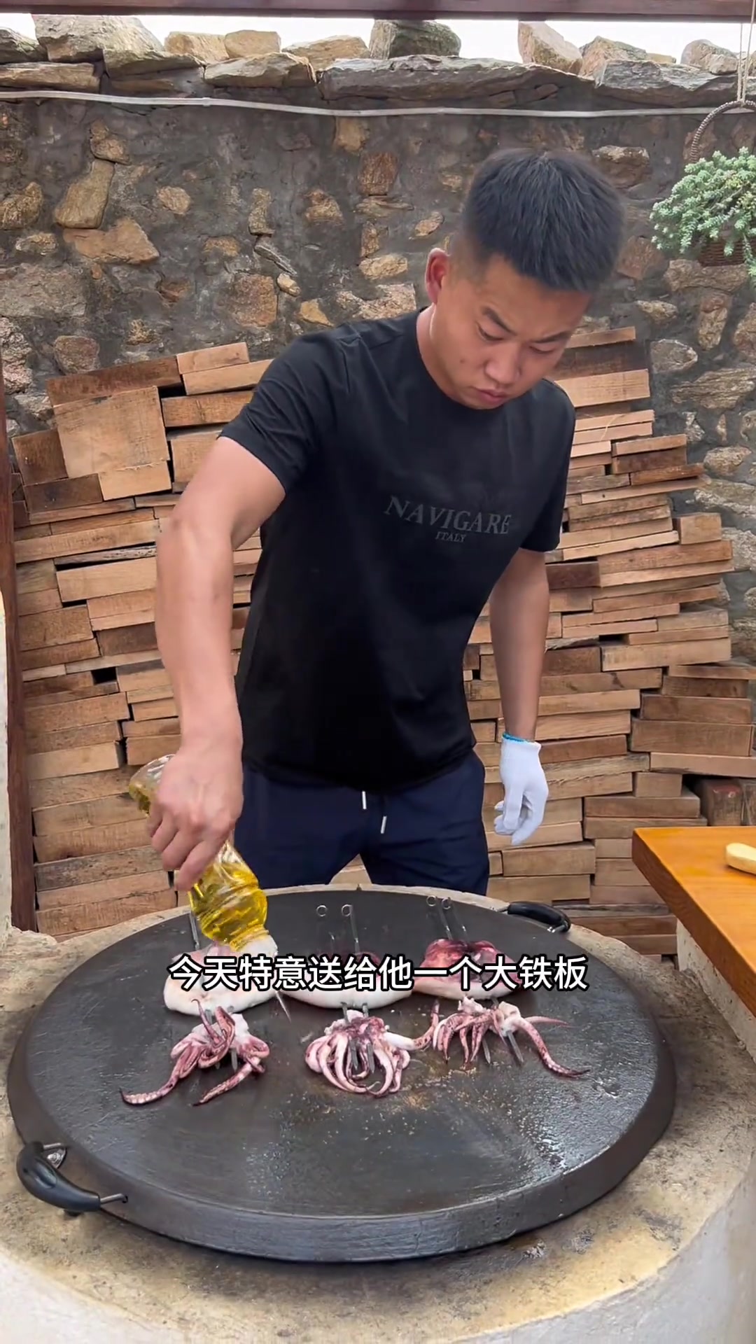 你吃过铁板鱿鱼,那柴火灶版的见过吗?