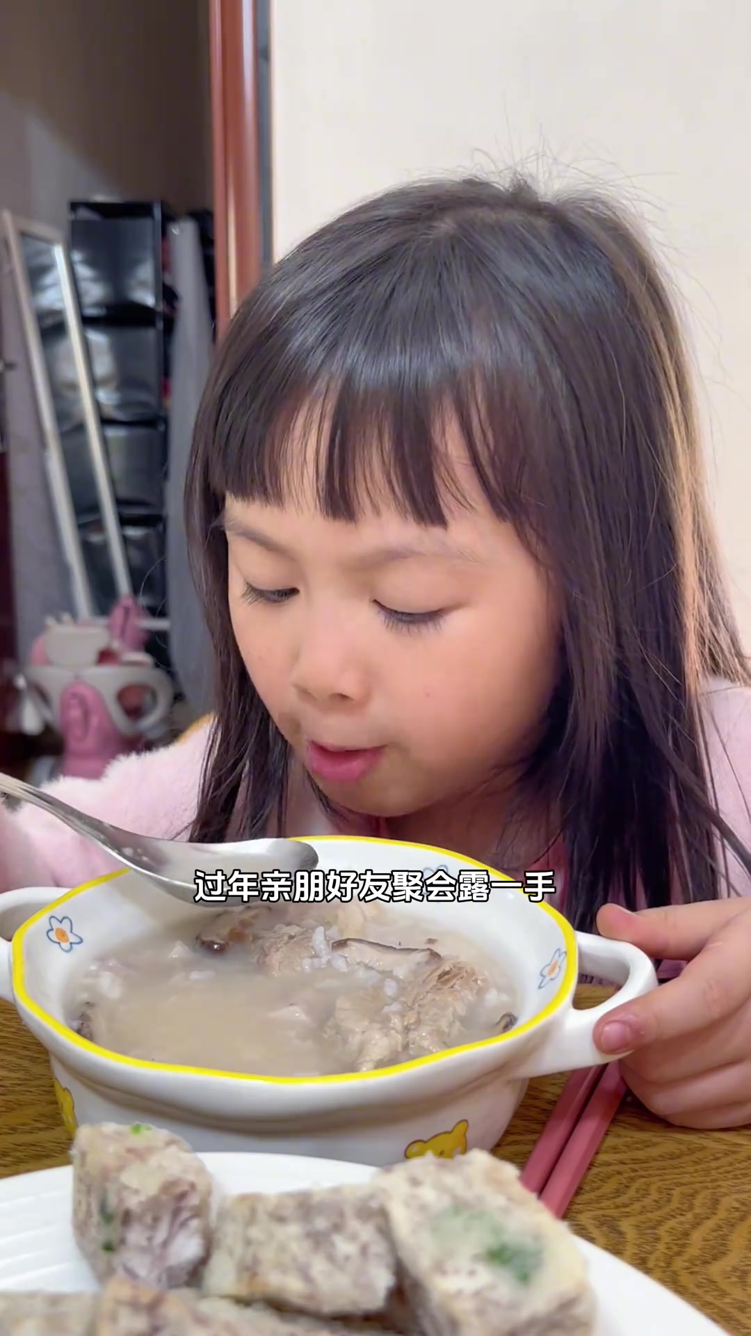 今天来个芋头两吃，有潮汕经典小吃：反沙芋头，香甜粉糯好吃不腻，香芋排骨粥更是一吃一个不吱声