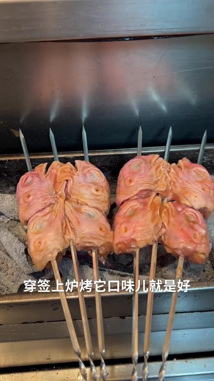 东北炭烤鸡头教程,南方人不吃东北人超爱!