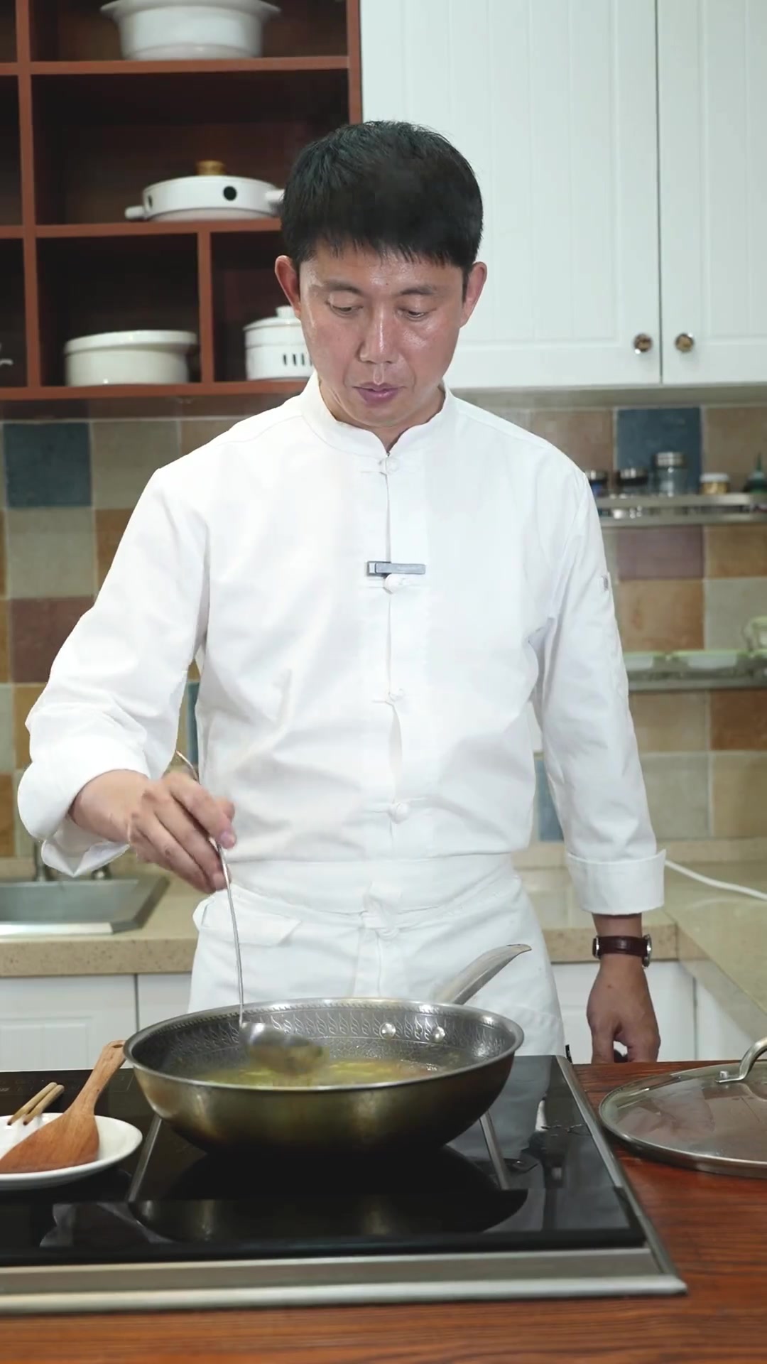 闷热的夏天，来上一碗酸爽开胃的咸菜土豆豆瓣汤，色依～