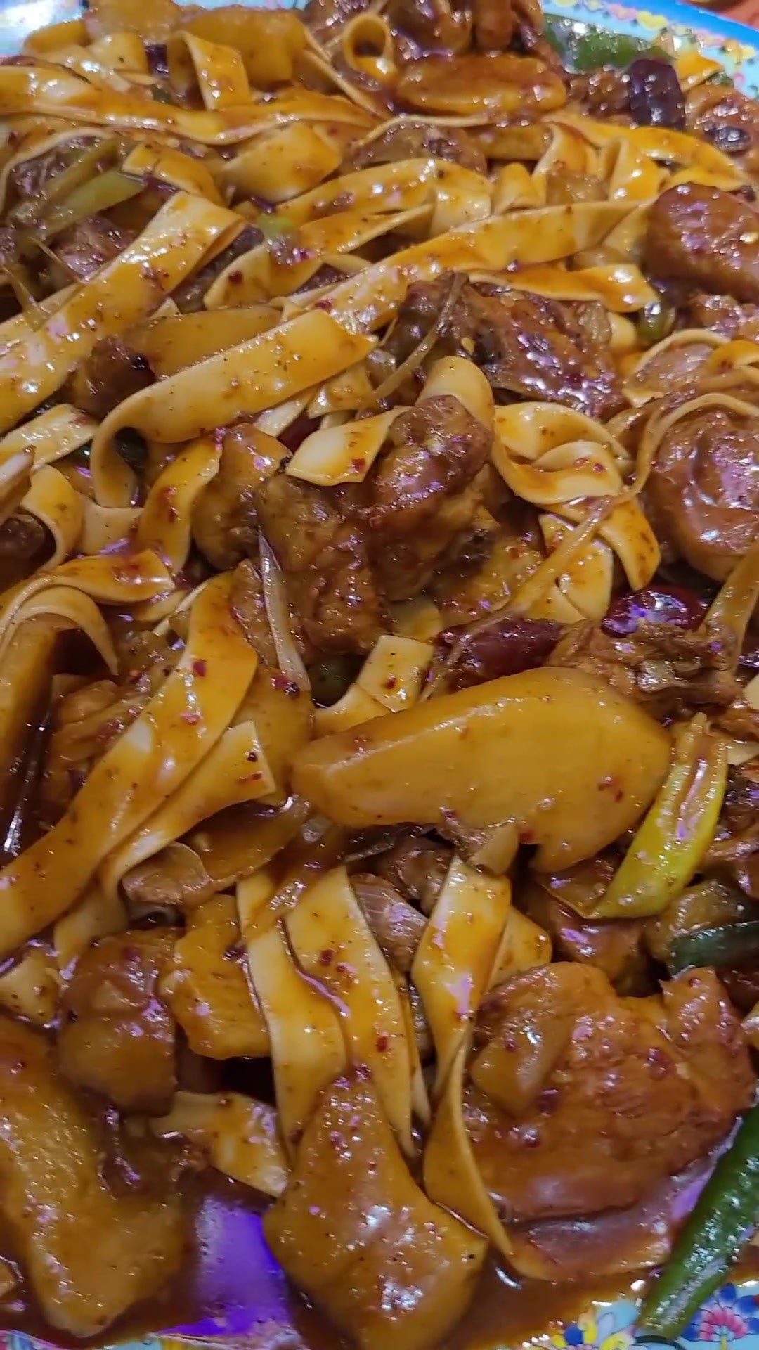 我想打包点回家吃夜宵结果她们三人好厉害