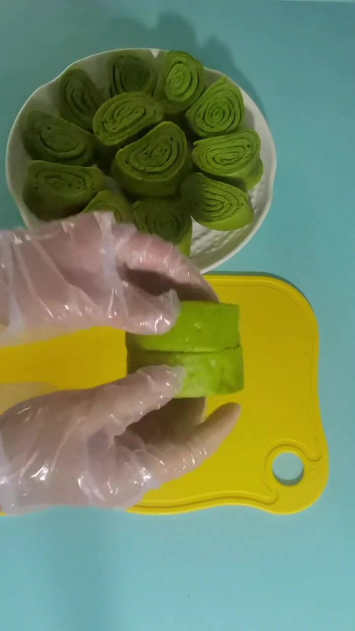 菠菜面花卷做法:300克面粉、酵母、菠菜汁,简单易学