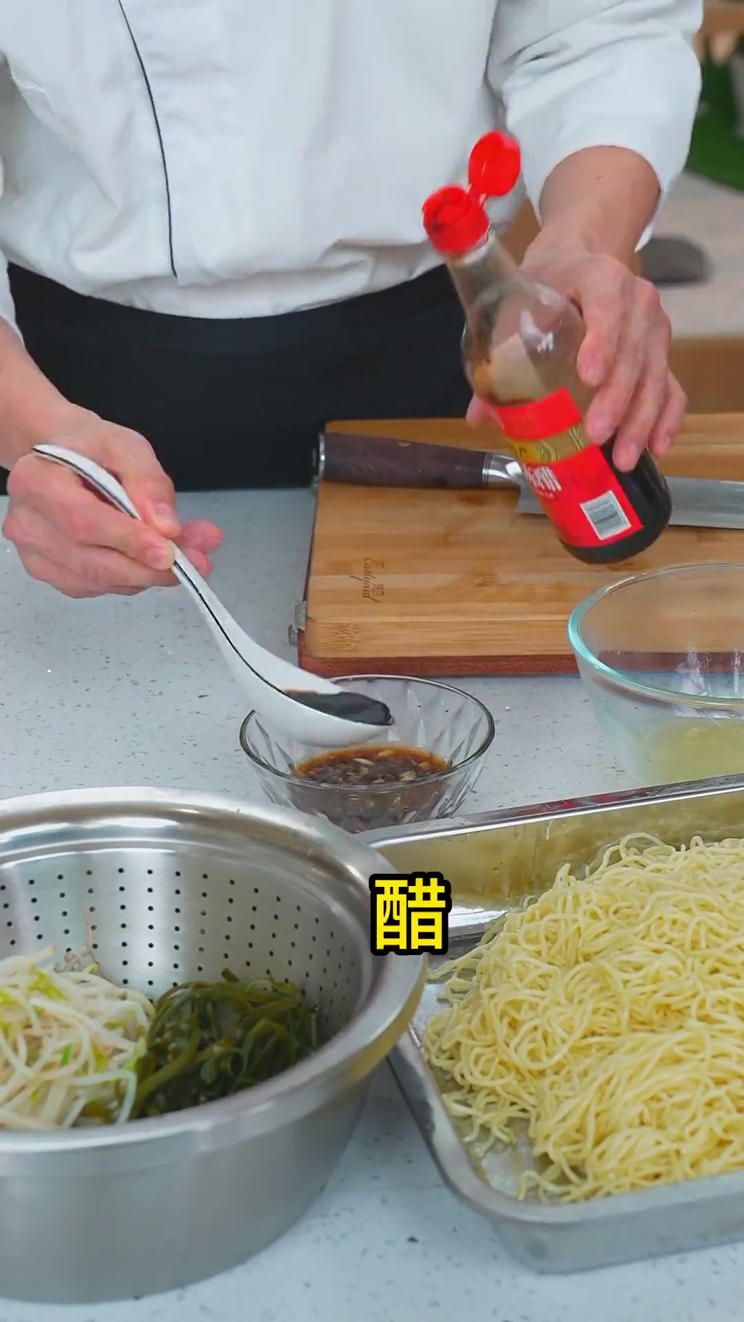 凉面每个地区都自己的特色做法,像陕西的“狗肉凉面”,山东的“麻酱凉面”,广东的“鸡蛋凉面”