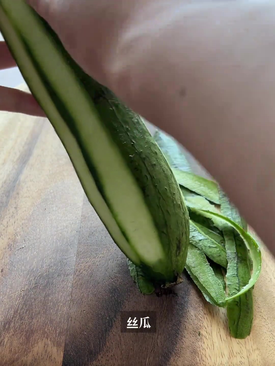 丝瓜炒鲜鱿｜鲜甜可口｜清爽解腻的料理做法简单，调味也只需要放盐！大家一定要试试～●食材（4