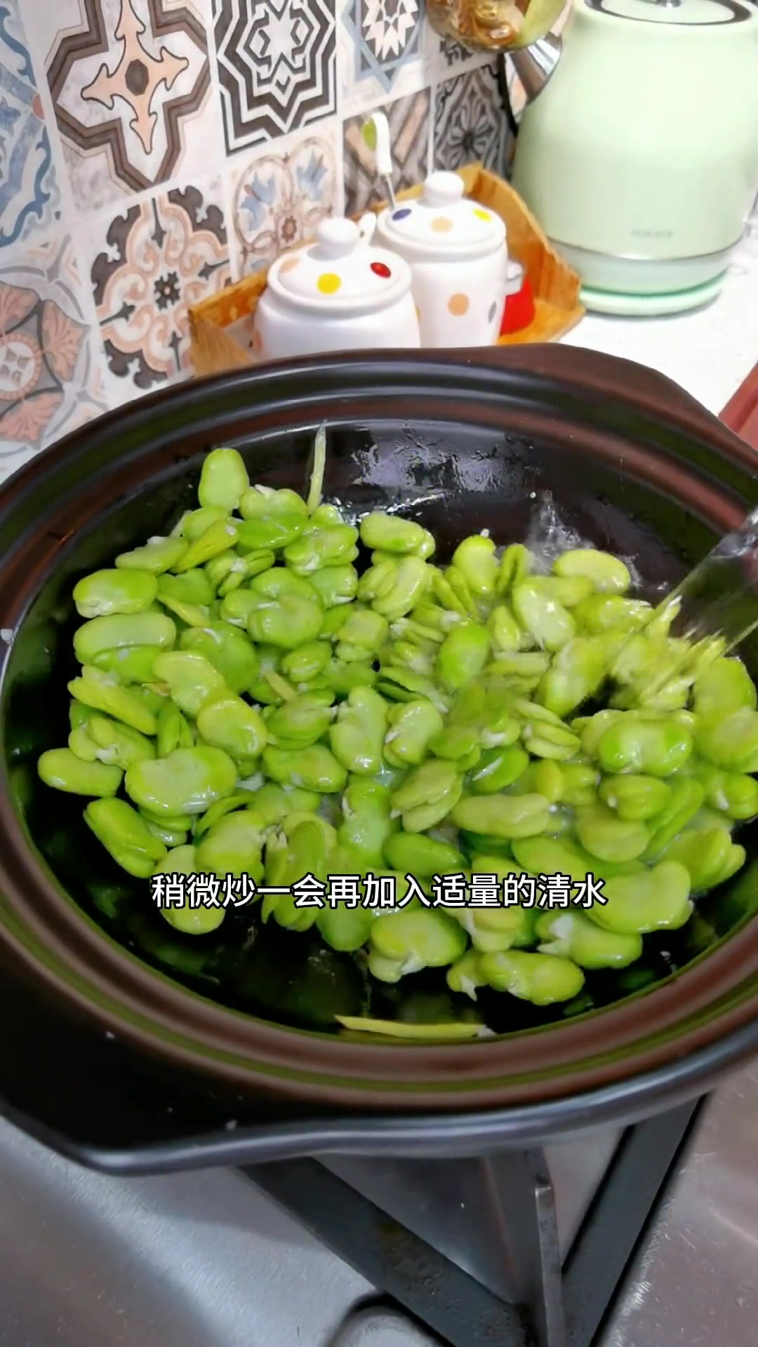 家里有小朋友的可以试试这个虾滑蚕豆汤,汤鲜味美营养又好喝!